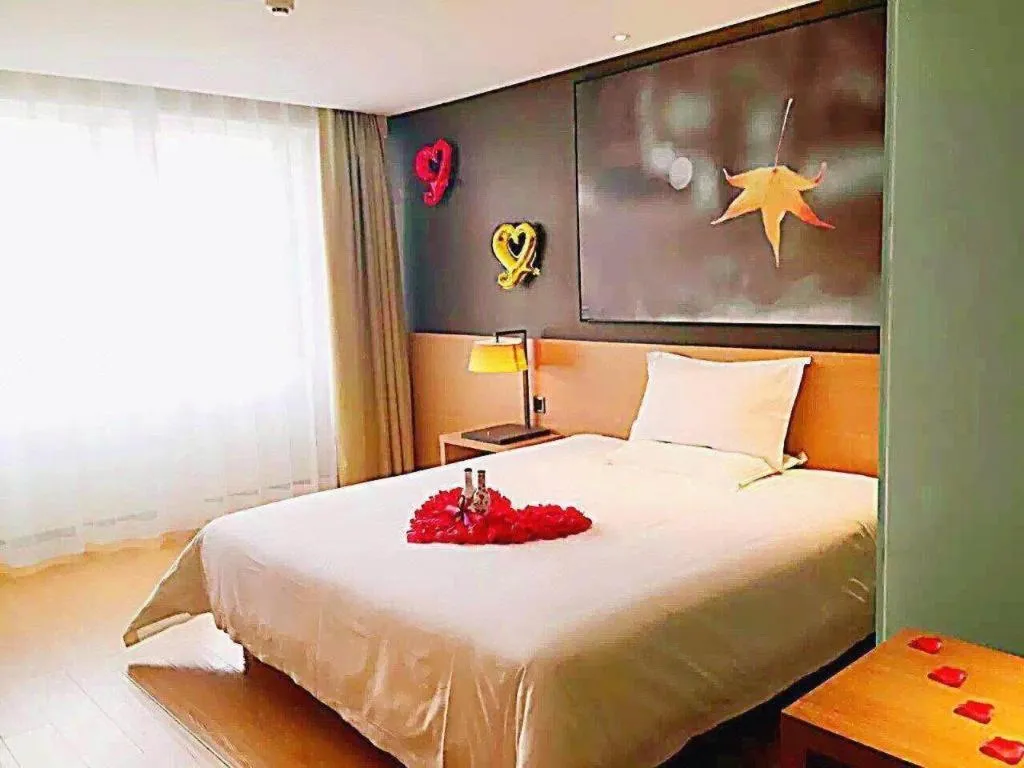 Bed in IU Hotel Tianjin Tianta Scenic Spot Wujiayao Metro Station