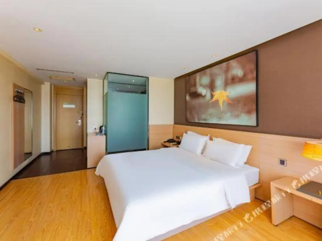 Bed in IU Hotel Tianjin Tianta Scenic Spot Wujiayao Metro Station