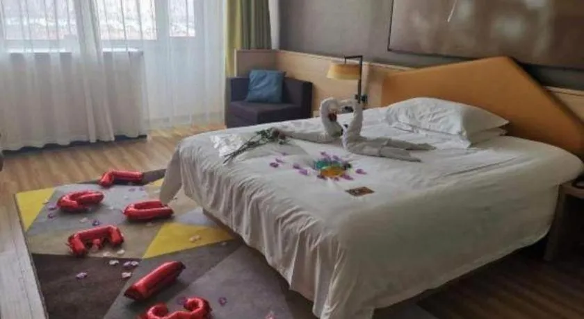 Bed in IU Hotel Tianjin Tianta Scenic Spot Wujiayao Metro Station