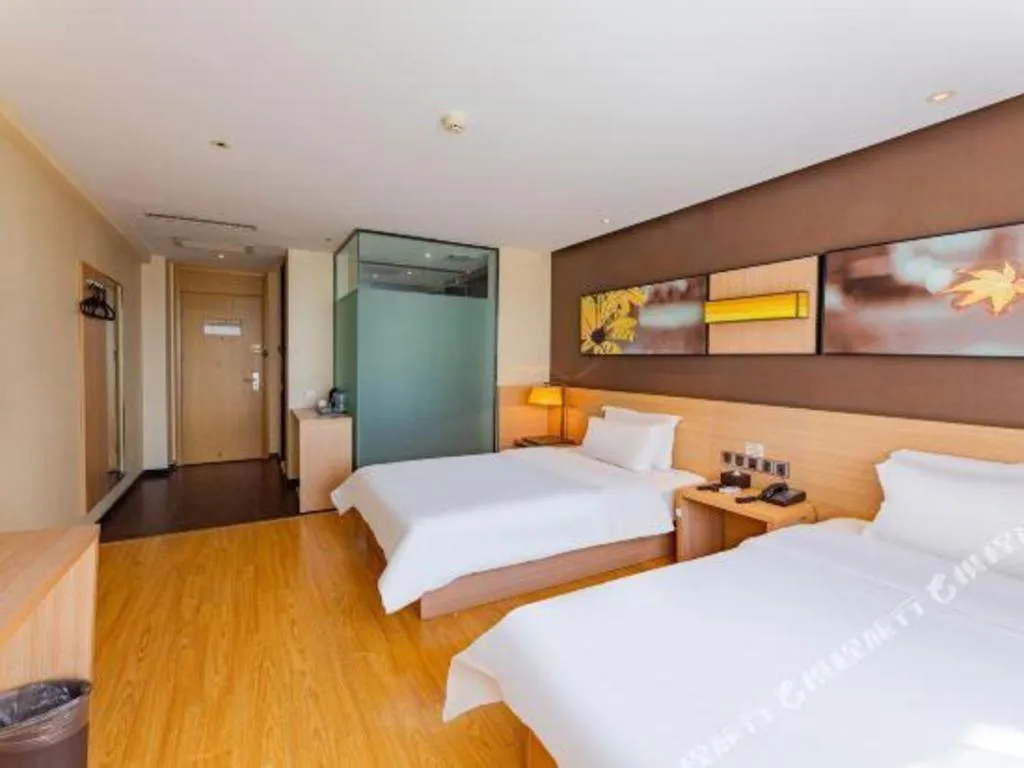 Bed in IU Hotel Tianjin Tianta Scenic Spot Wujiayao Metro Station