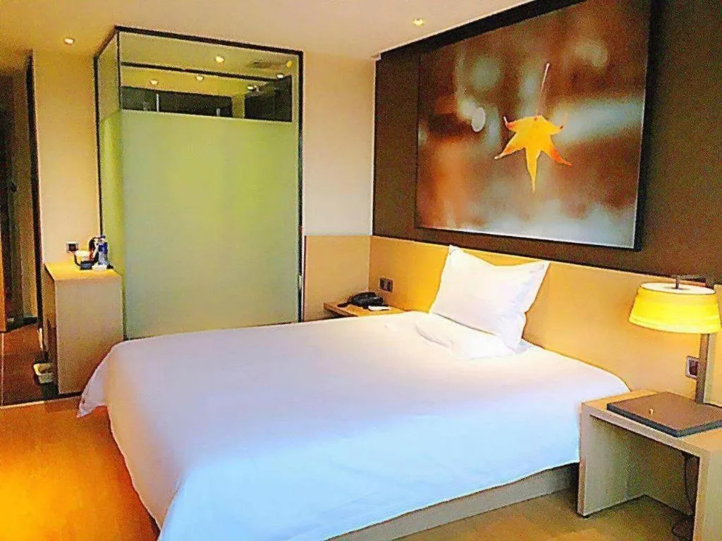 Bed in IU Hotel Tianjin Tianta Scenic Spot Wujiayao Metro Station