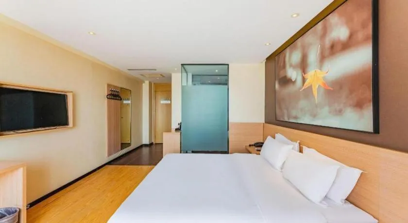 Bed in IU Hotel Tianjin Tianta Scenic Spot Wujiayao Metro Station