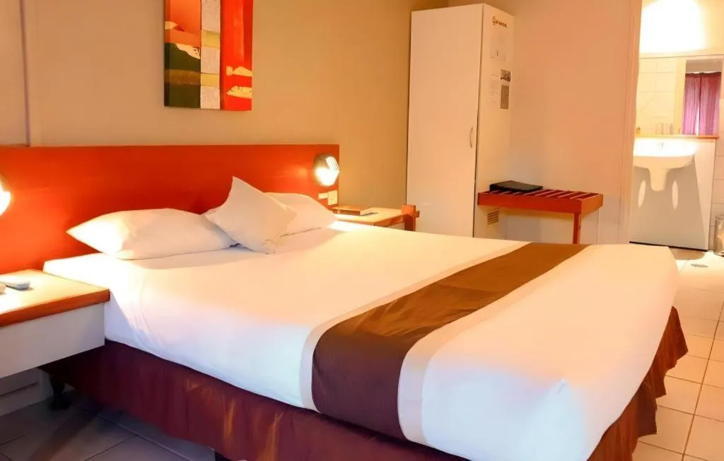 Bed in Peninsula International Hotel