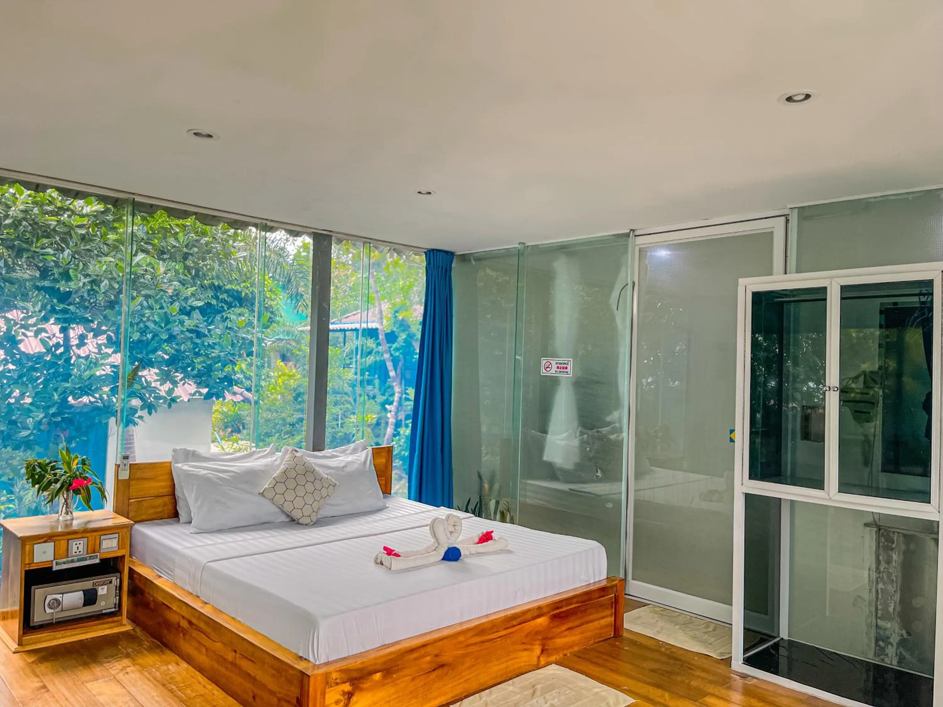 Bedroom, Bed in Ocean Lounge Bungalow