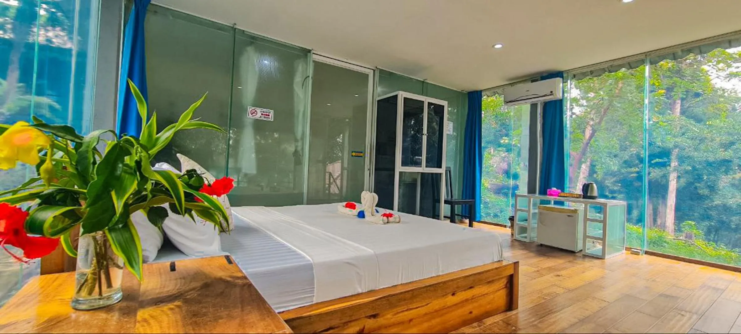 Photo of the whole room, Bed in Ocean Lounge Bungalow