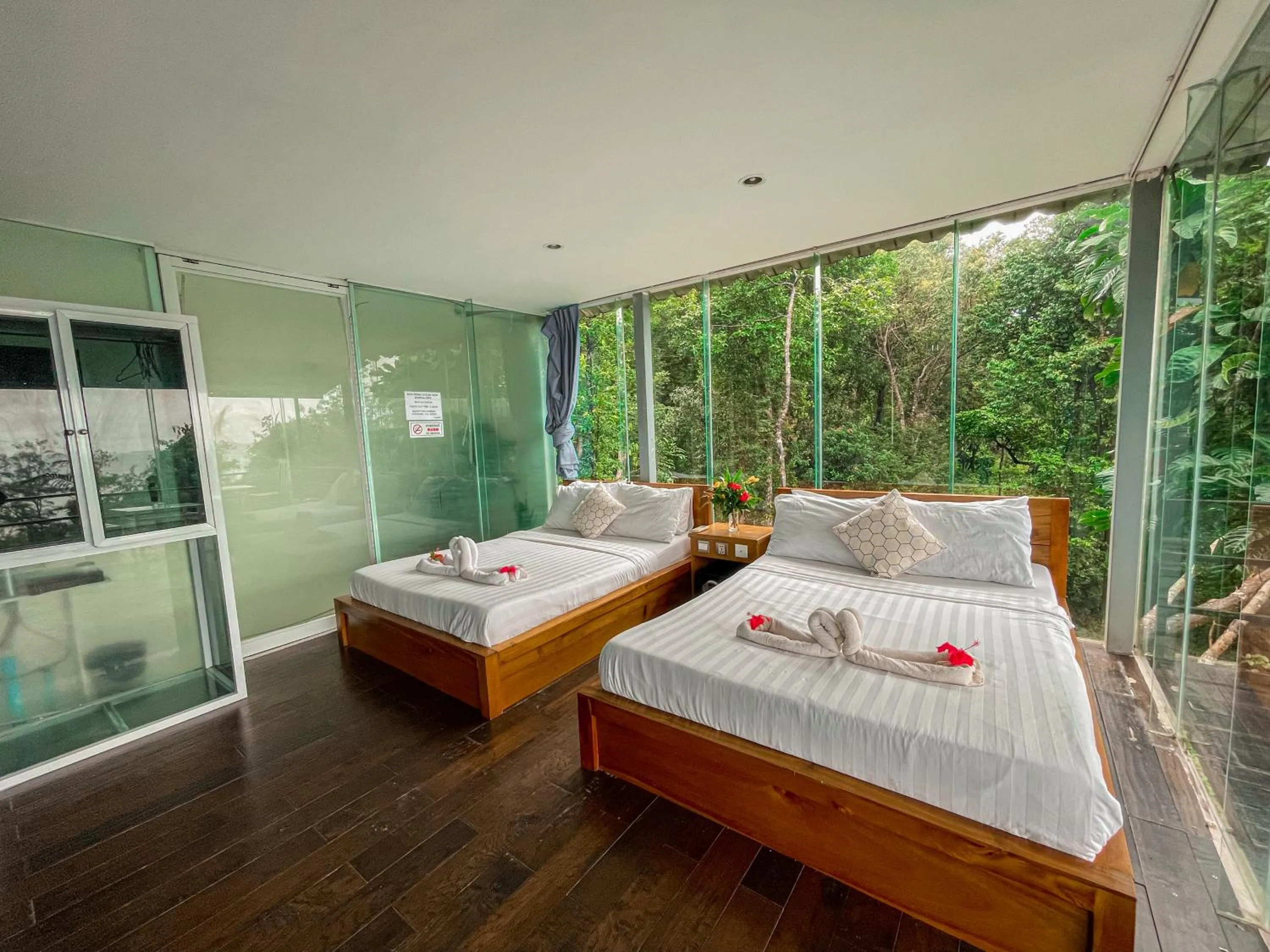 Bedroom, Bed in Ocean Lounge Bungalow