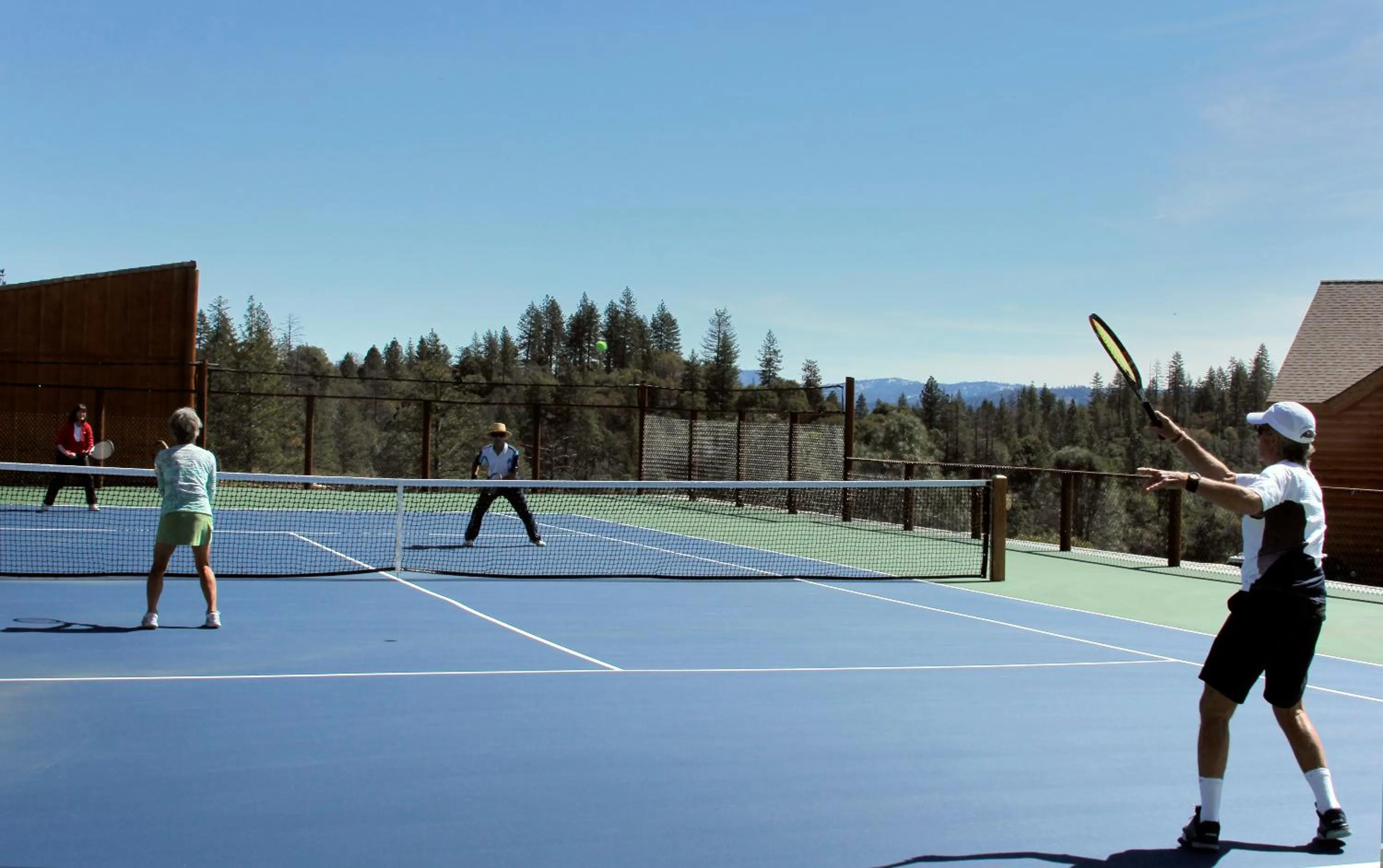 Tennis court in Courtwood Inn