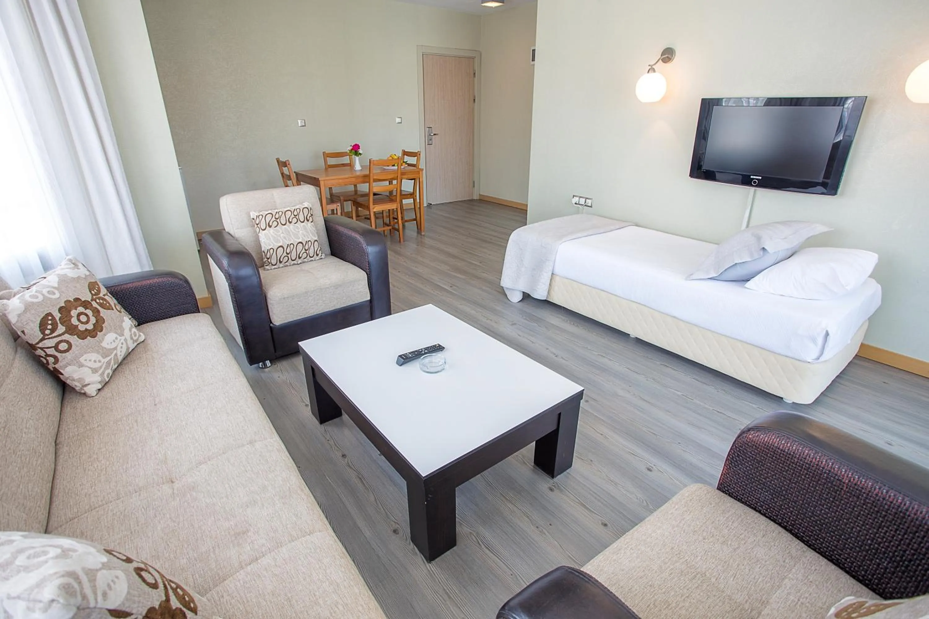 Seating area, Bed in Çilek Marina Otel