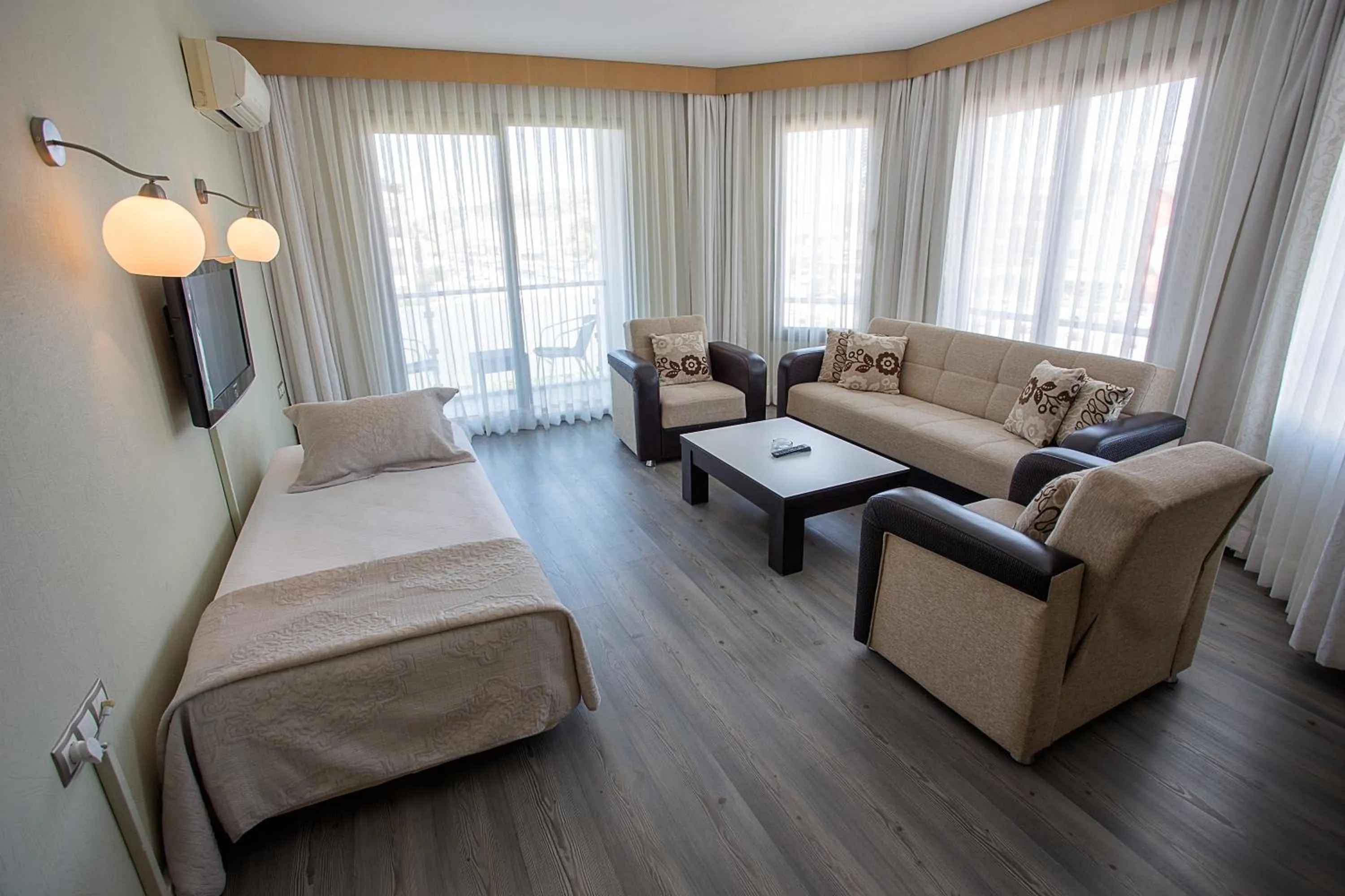 Seating area, Bed in Çilek Marina Otel