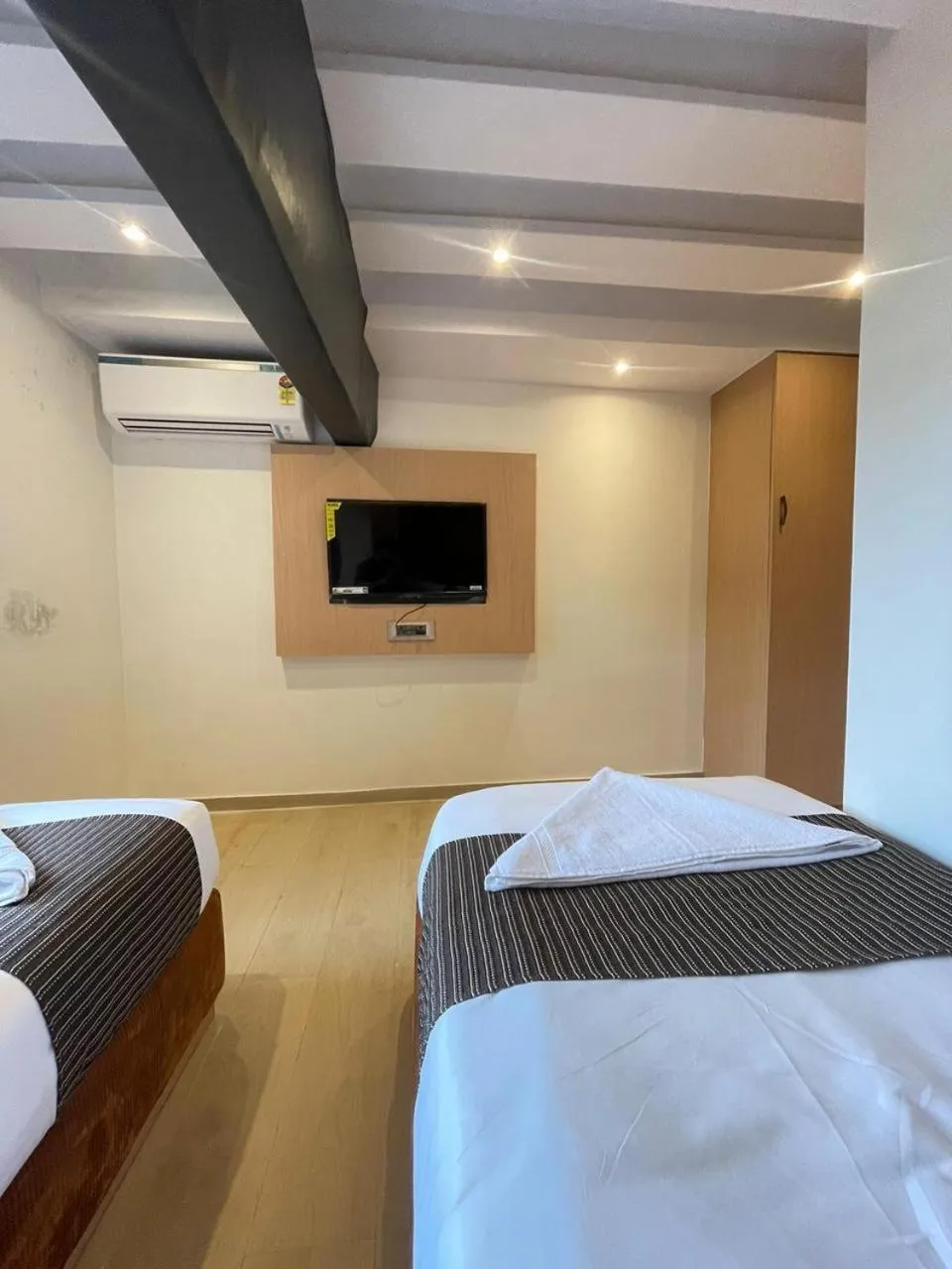 Communal lounge/ TV room, Bed in Hotel Winton