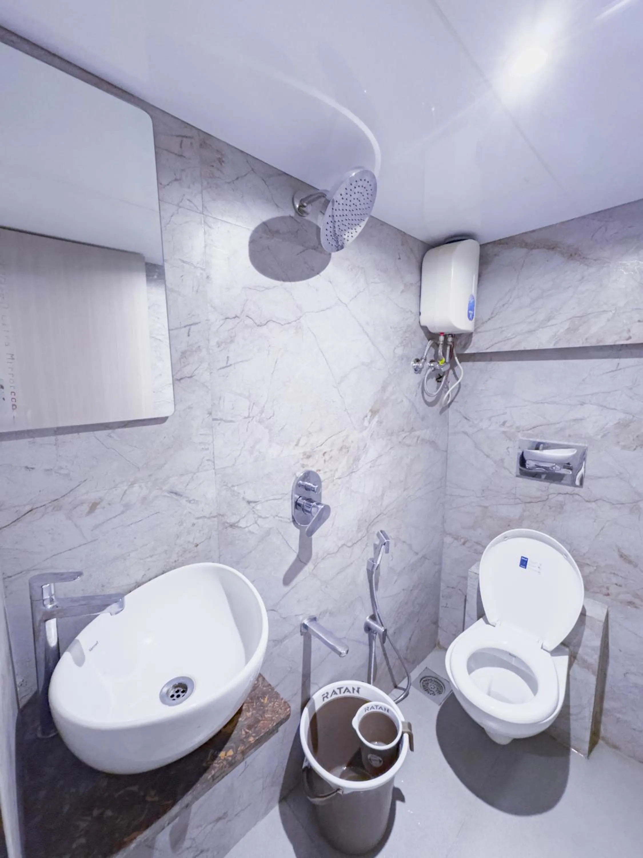 Shower in Hotel Winton