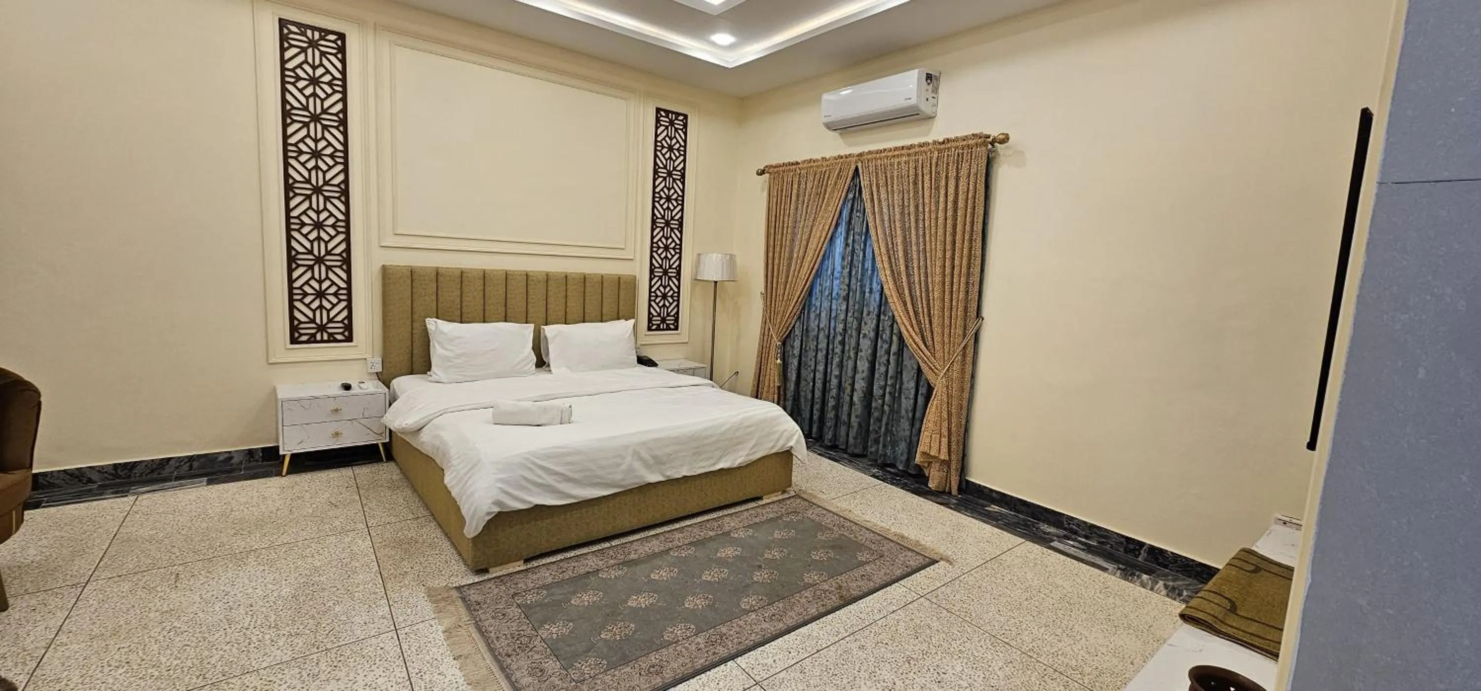 Bed in White House Karachi