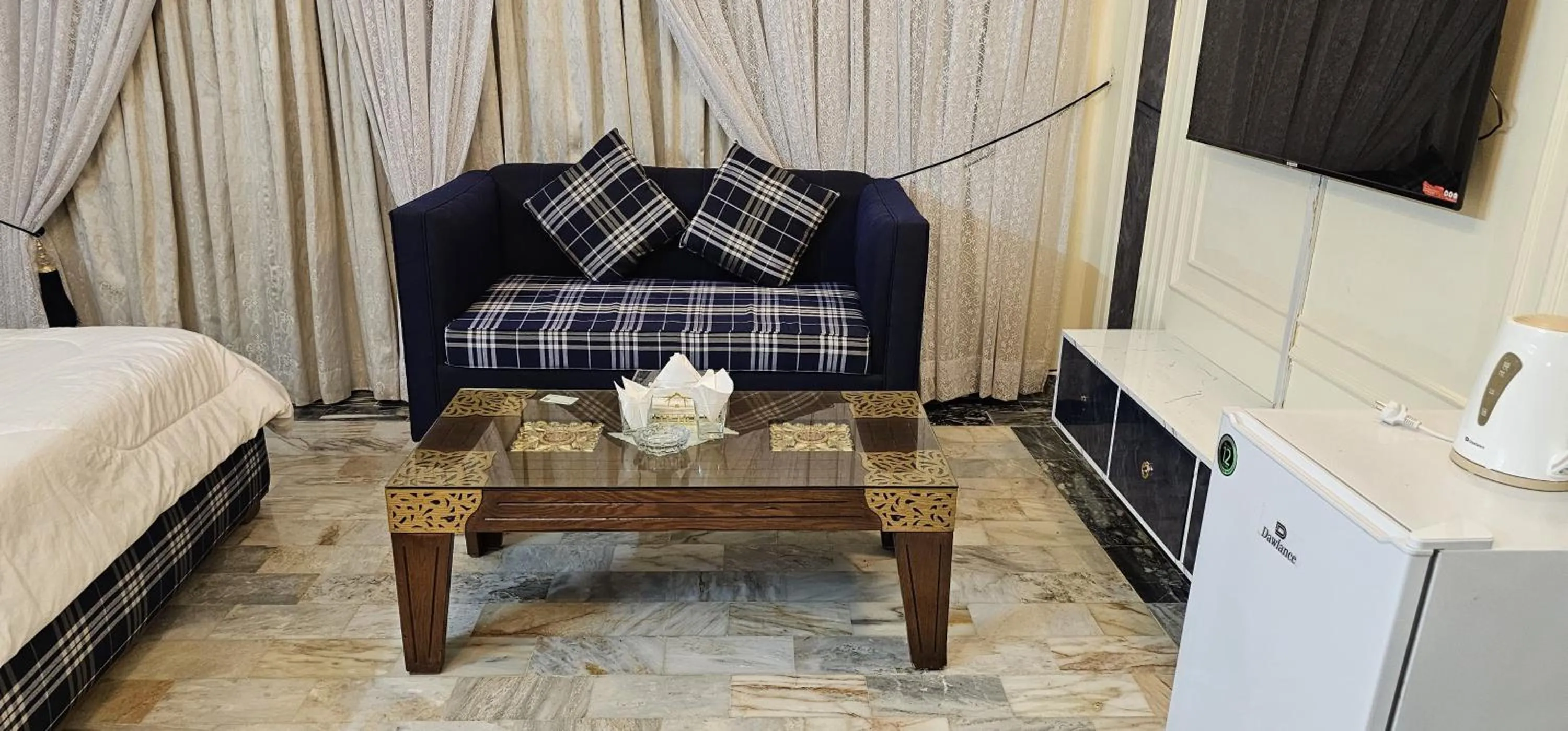 Communal lounge/ TV room, Bed in White House Karachi