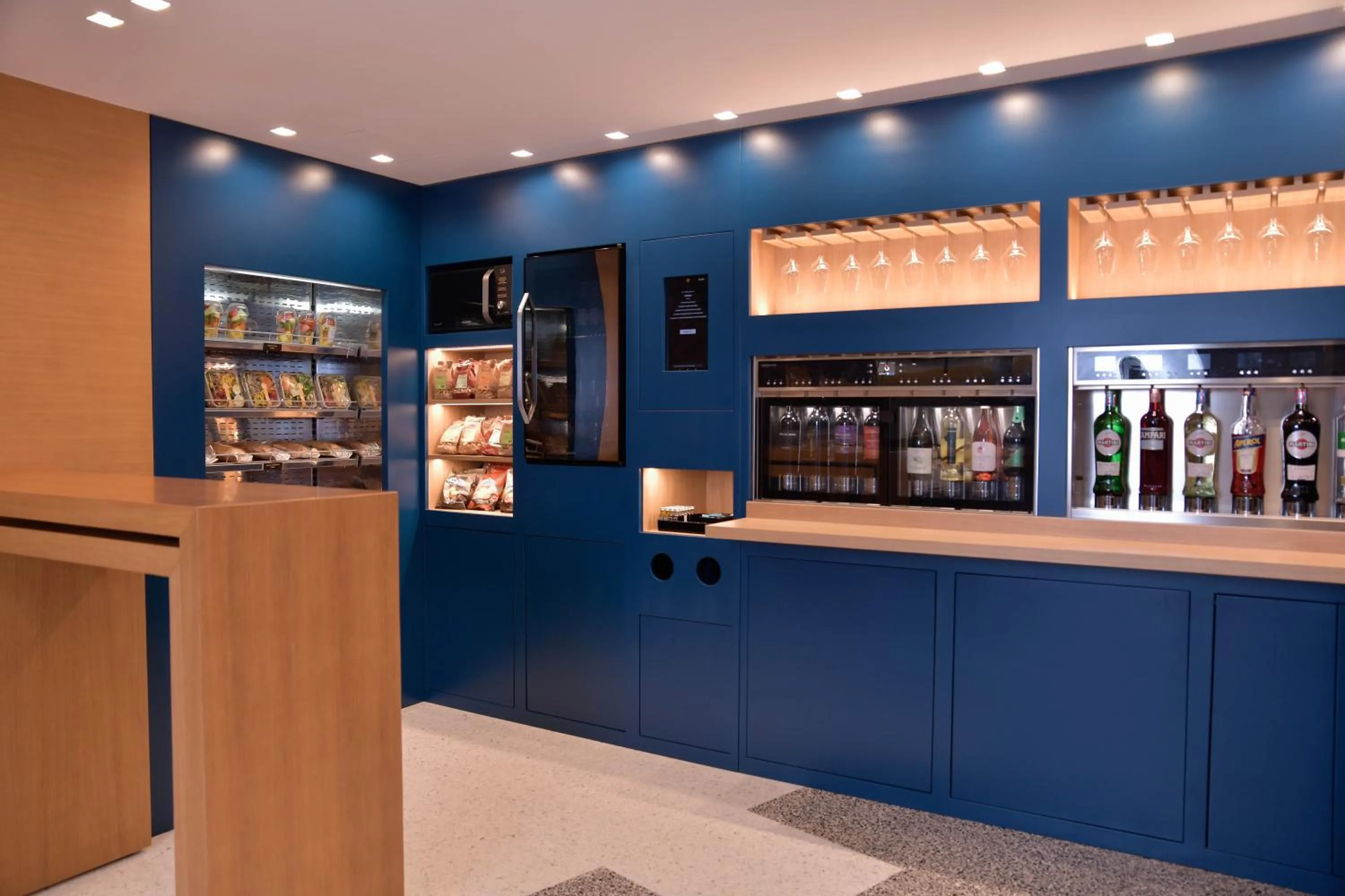 Restaurant/places to eat in Hi Hotel Bari