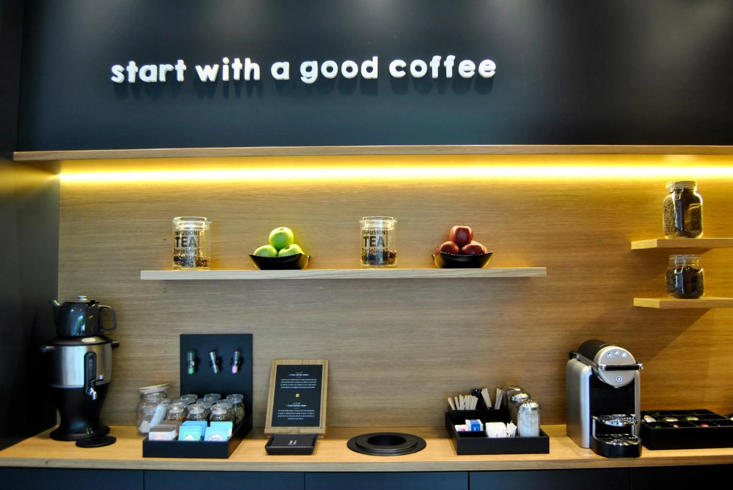 Restaurant/places to eat in Hi Hotel Bari