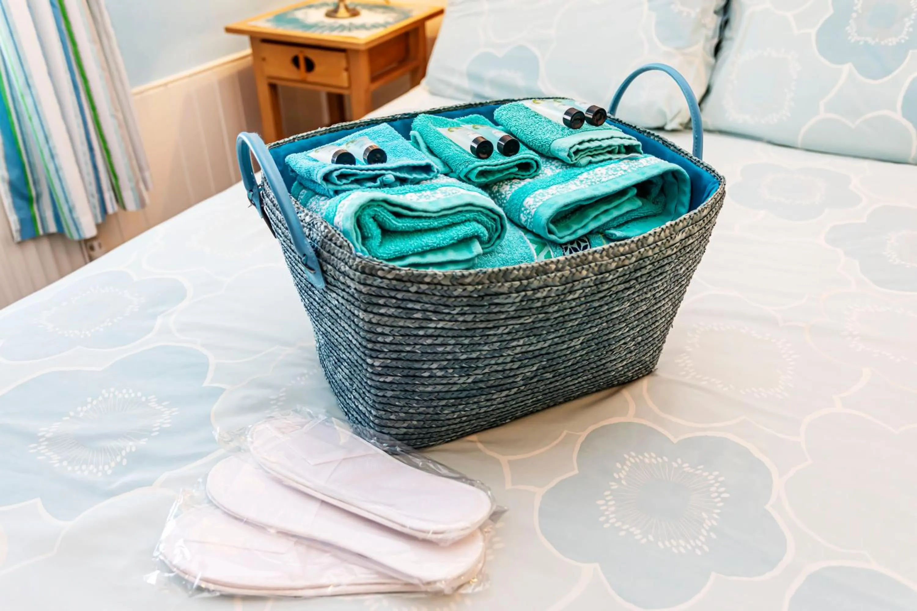 towels, Bed in The Ravensbourne Hotel