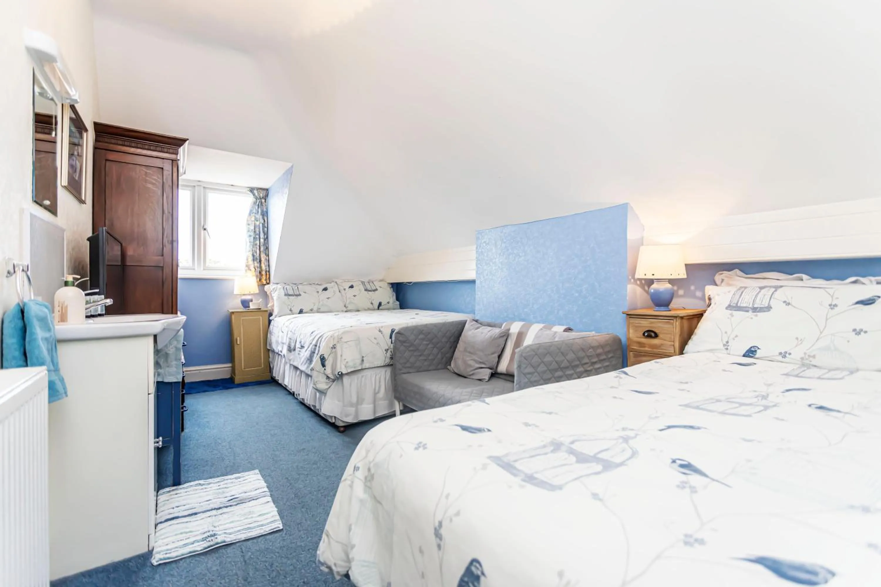 Photo of the whole room, Bed in The Ravensbourne Hotel