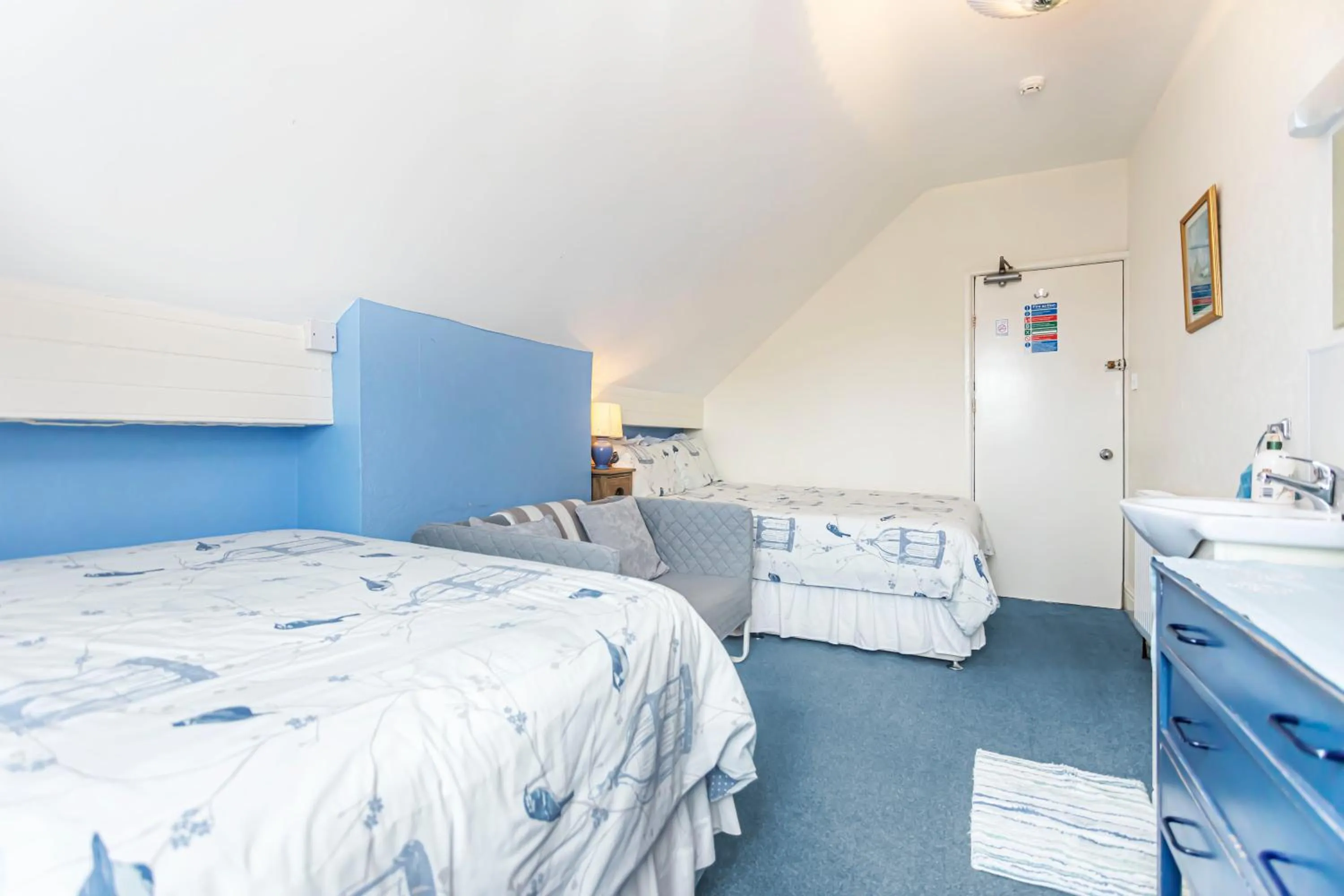 Photo of the whole room, Bed in The Ravensbourne Hotel