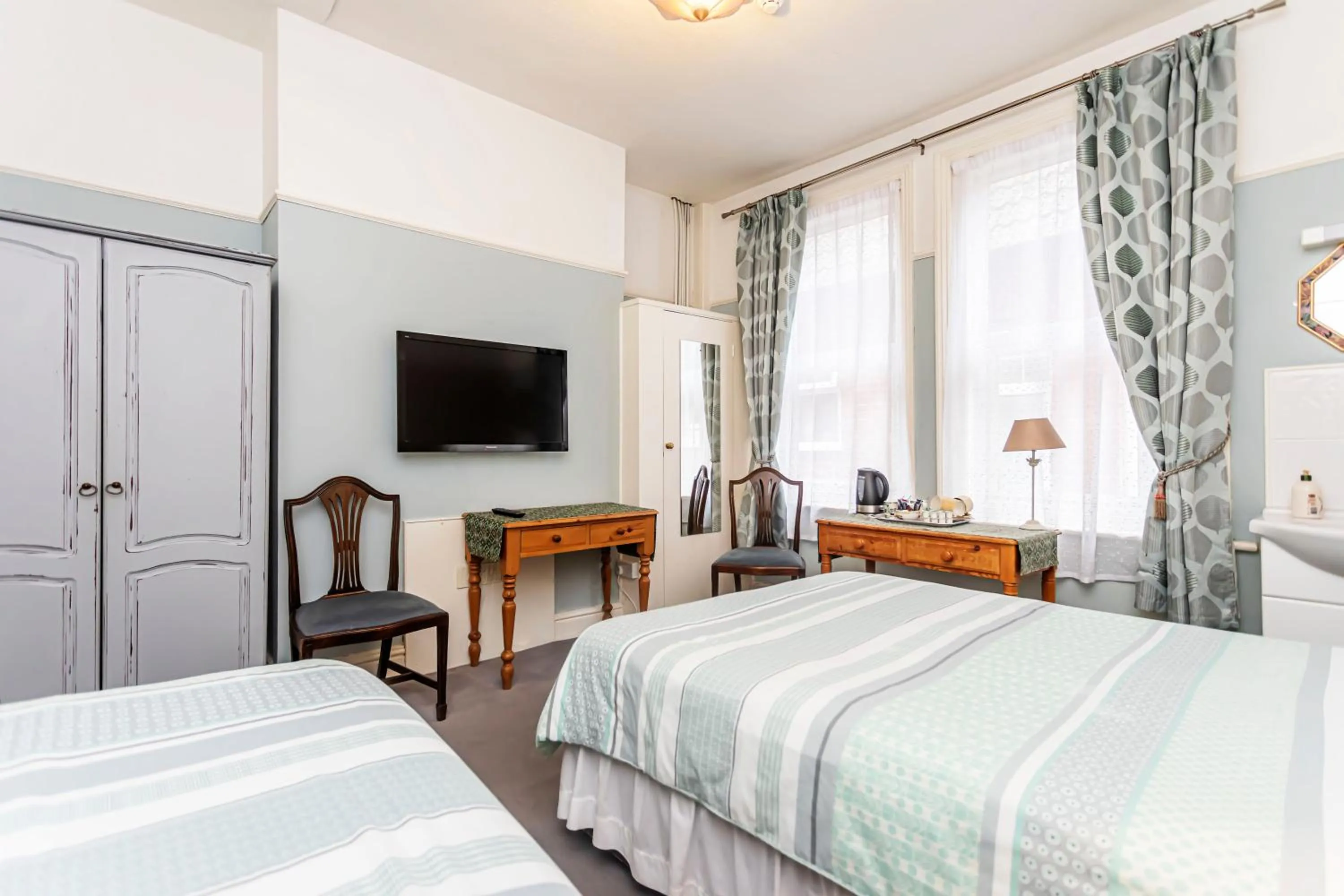 Photo of the whole room, Bed in The Ravensbourne Hotel