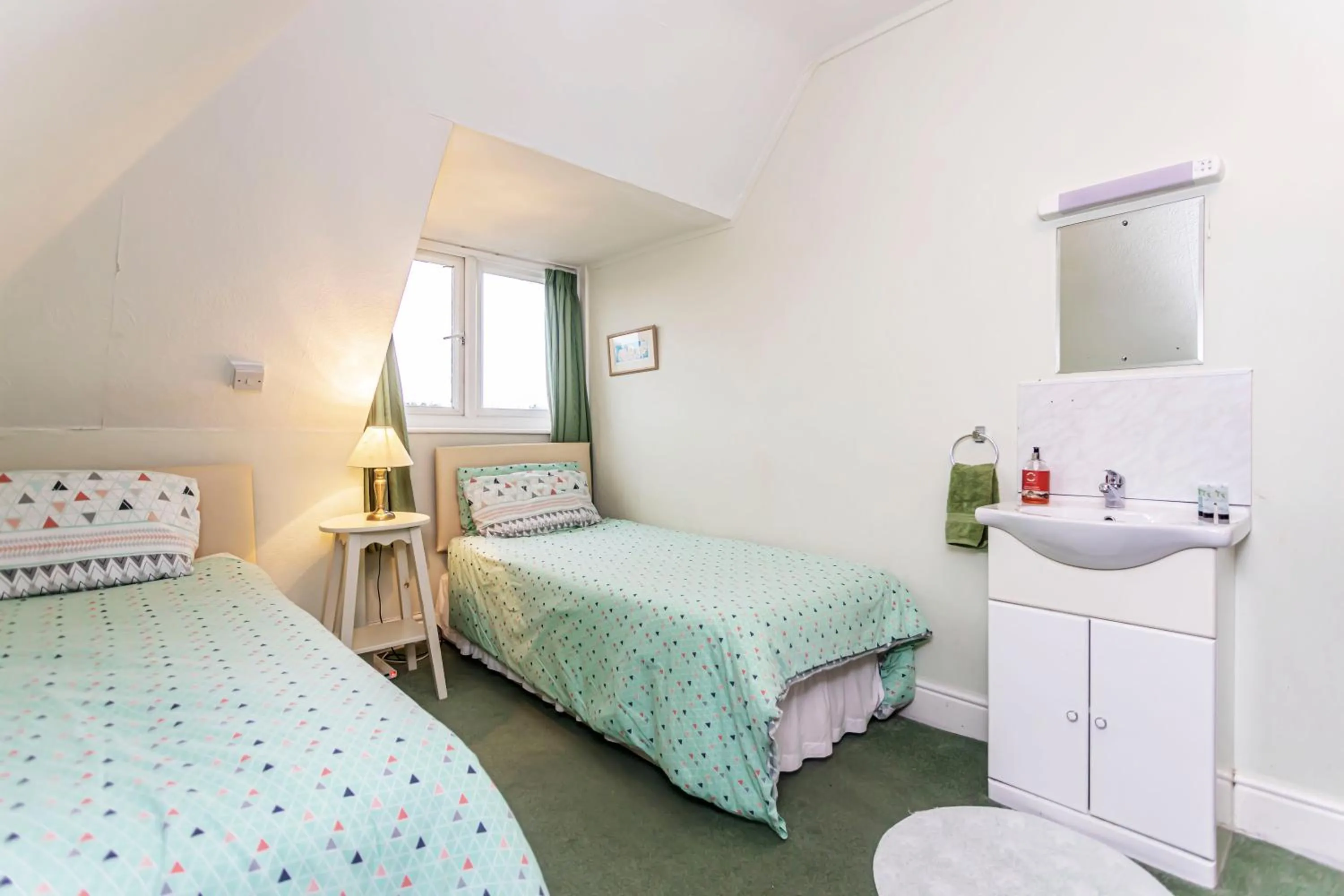 Photo of the whole room, Bed in The Ravensbourne Hotel