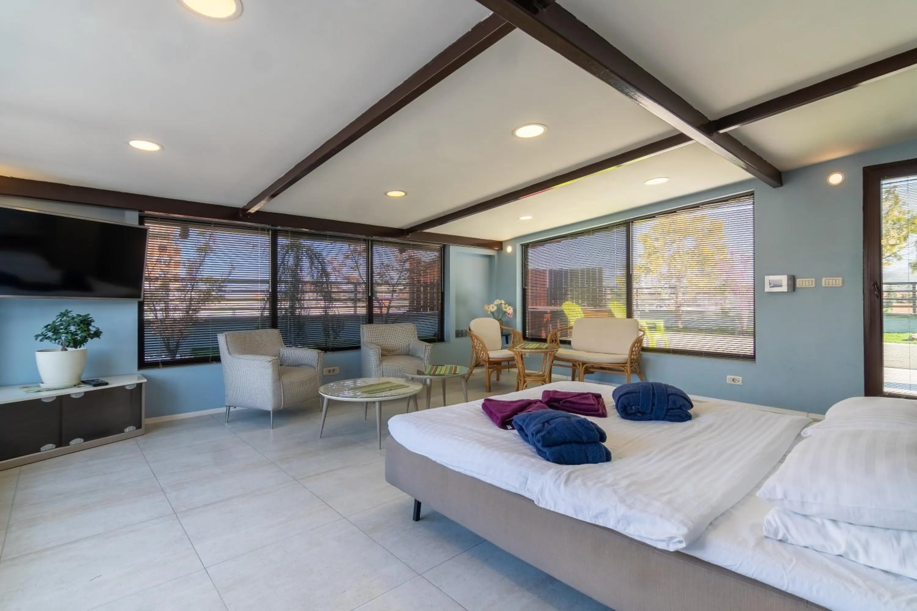 Living room, Bed in Joan Apartments & Spa