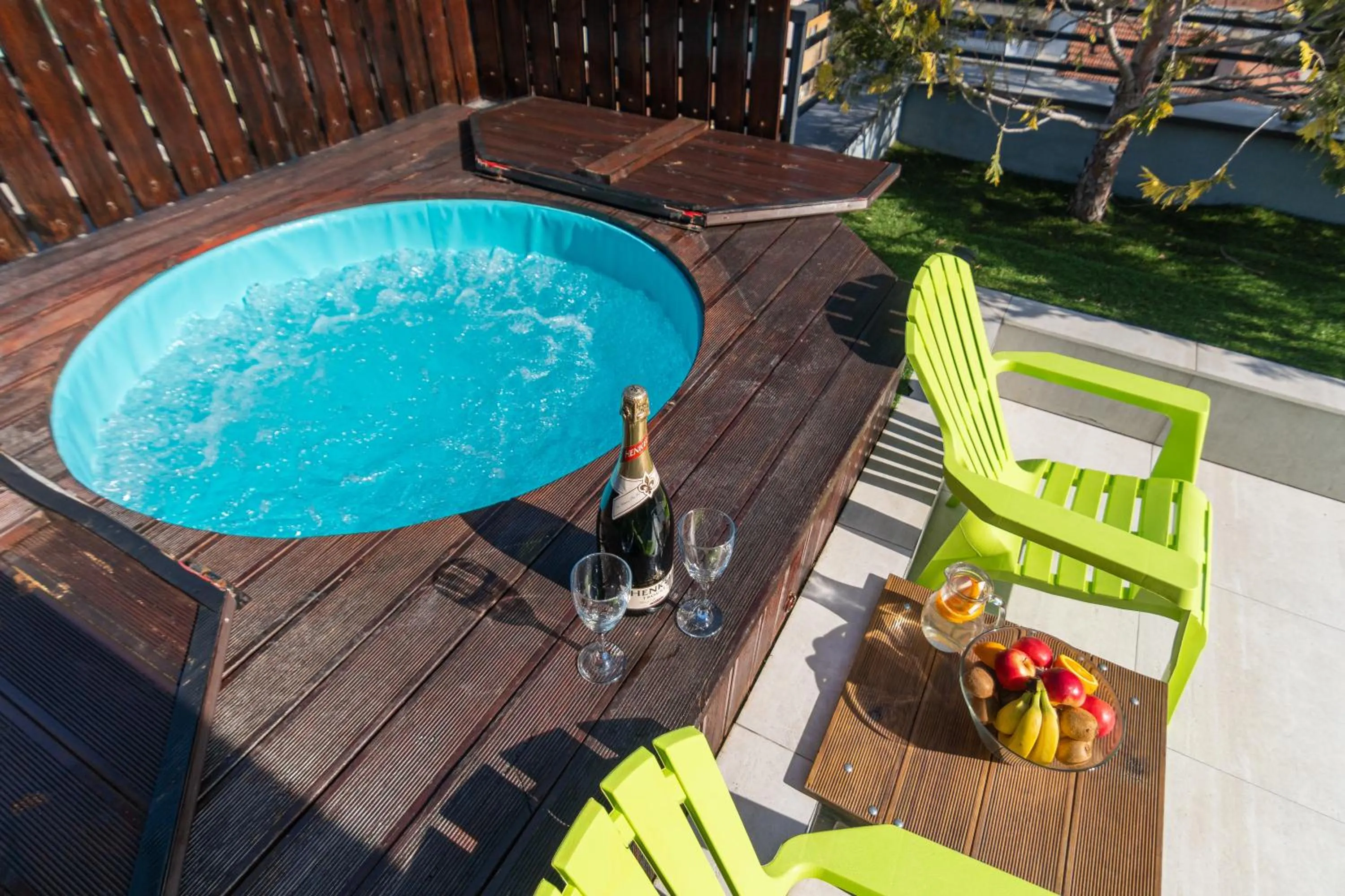 Hot Tub in Joan Apartments & Spa