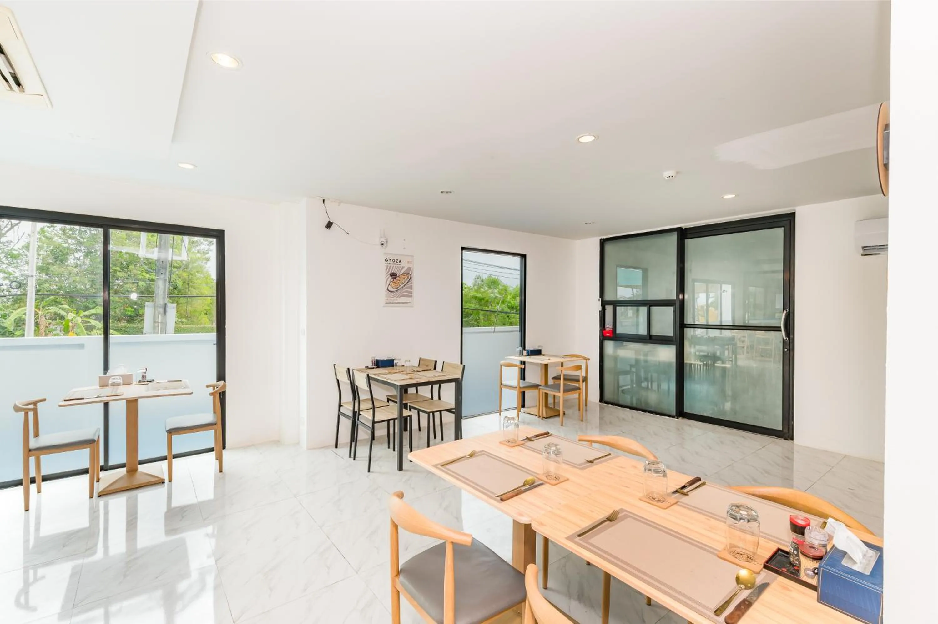 Restaurant/places to eat in De Blue Sea Rawai Hotel