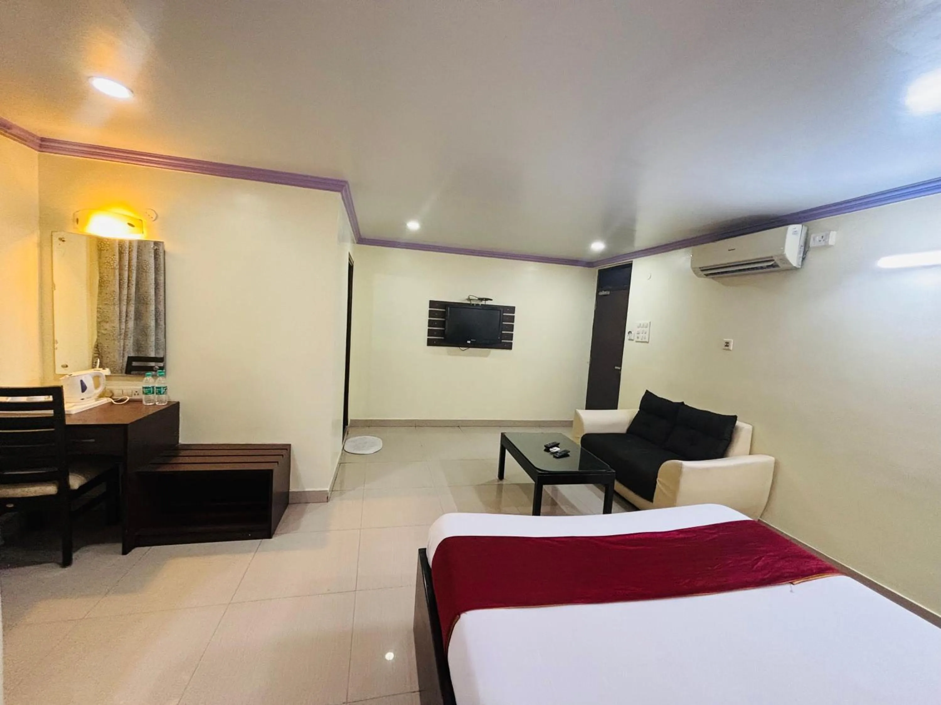 Communal lounge/ TV room, Bed in Hotel Chariot Inn Patna