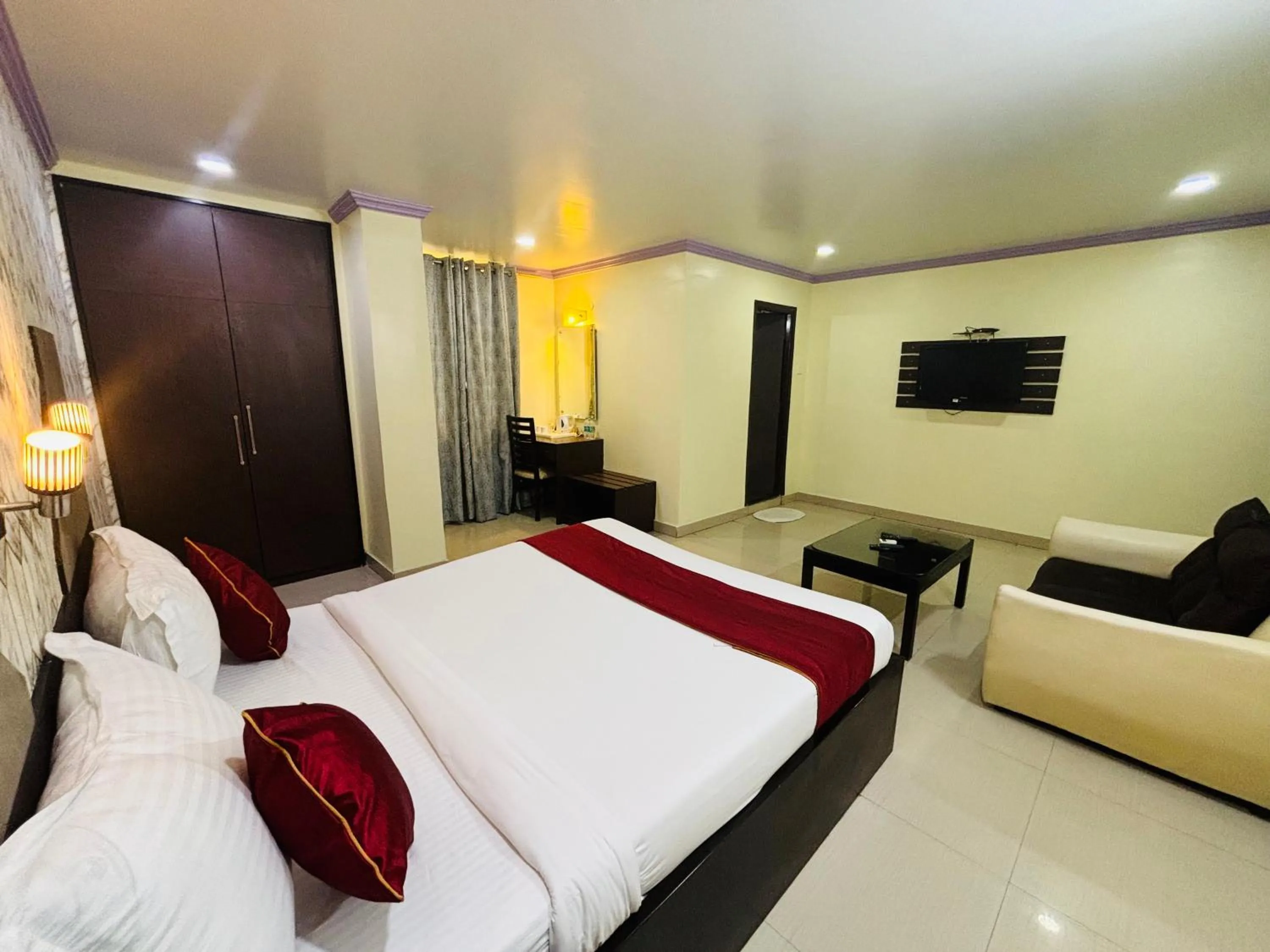 Communal lounge/ TV room, Bed in Hotel Chariot Inn Patna