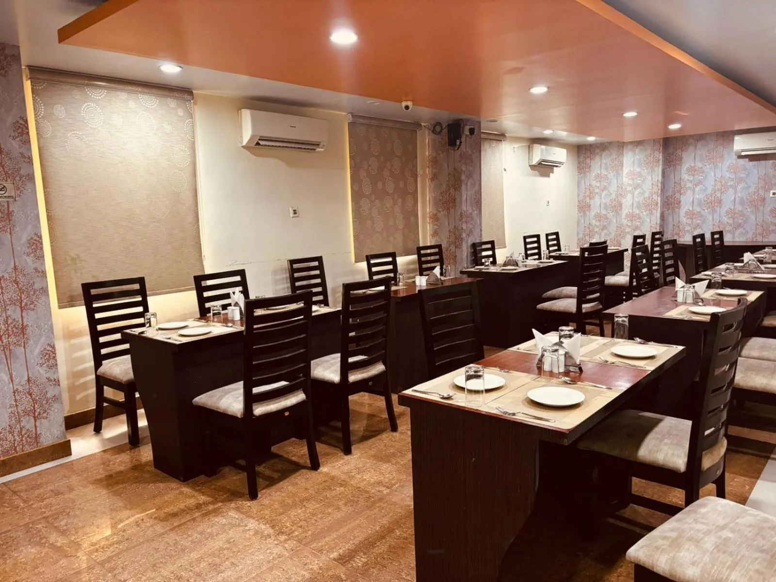 Restaurant/places to eat in Hotel Chariot Inn Patna