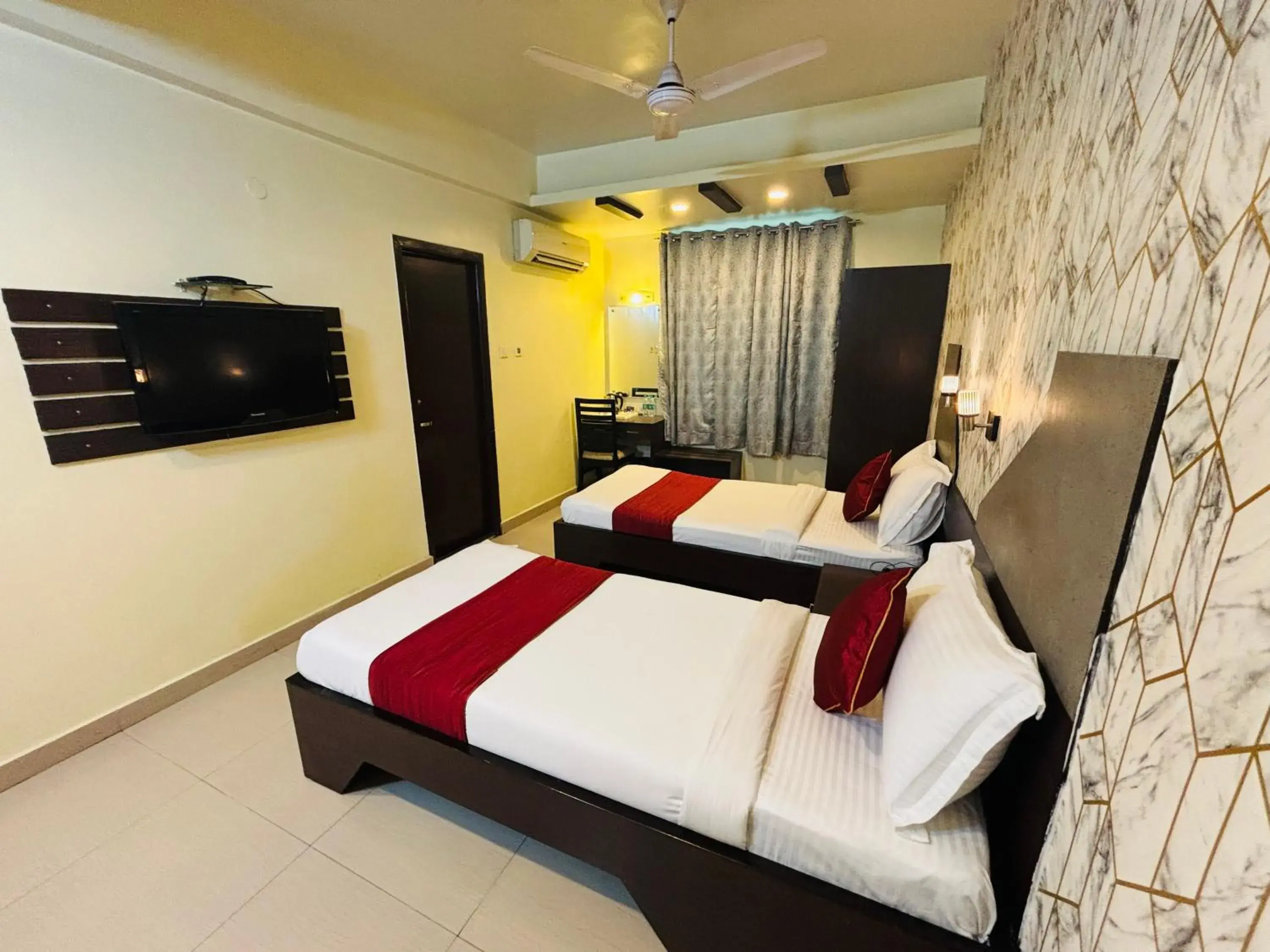Communal lounge/ TV room, Bed in Hotel Chariot Inn Patna Communal lounge/ TV room, Bed in Hotel Chariot Inn Patna