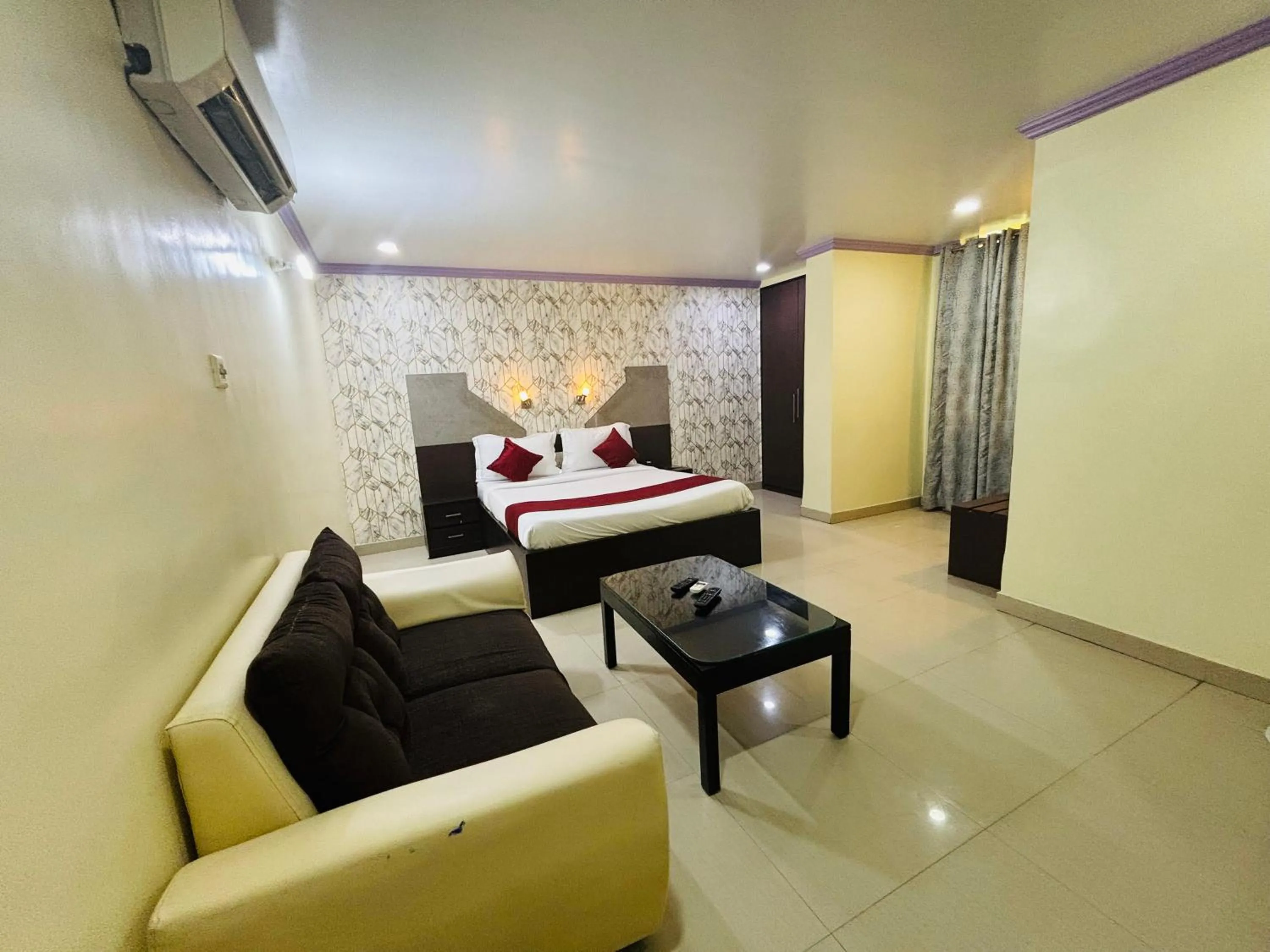 Photo of the whole room, Bed in Hotel Chariot Inn Patna