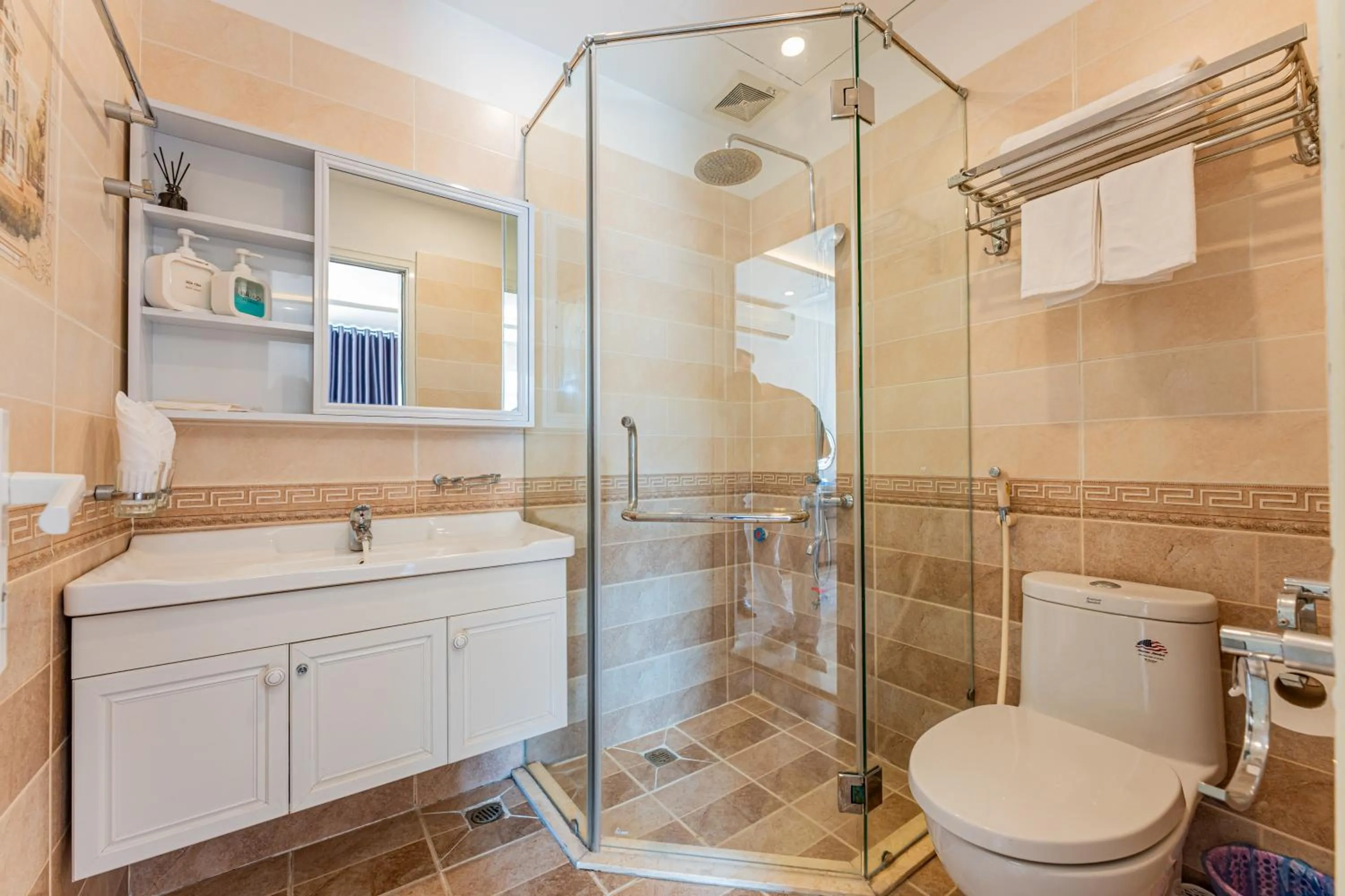 Standard Triple Room in Moon Hotel 26 Do Quang
