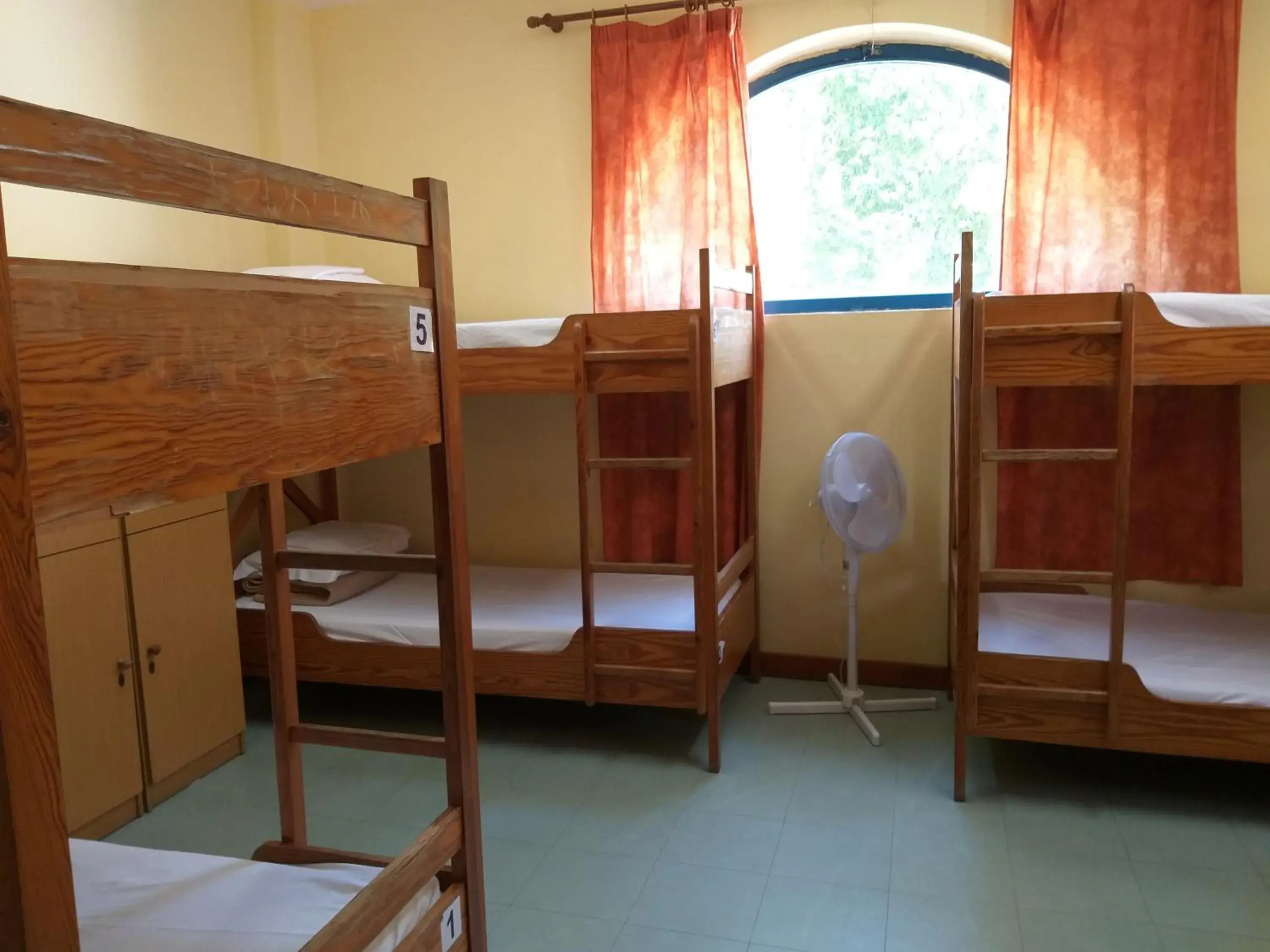 Bunk Bed in 8-Bed Female Dormitory Room in HI Faro – Pousada de Juventude Bunk Bed in 8-Bed Female Dormitory Room in HI Faro – Pousada de Juventude