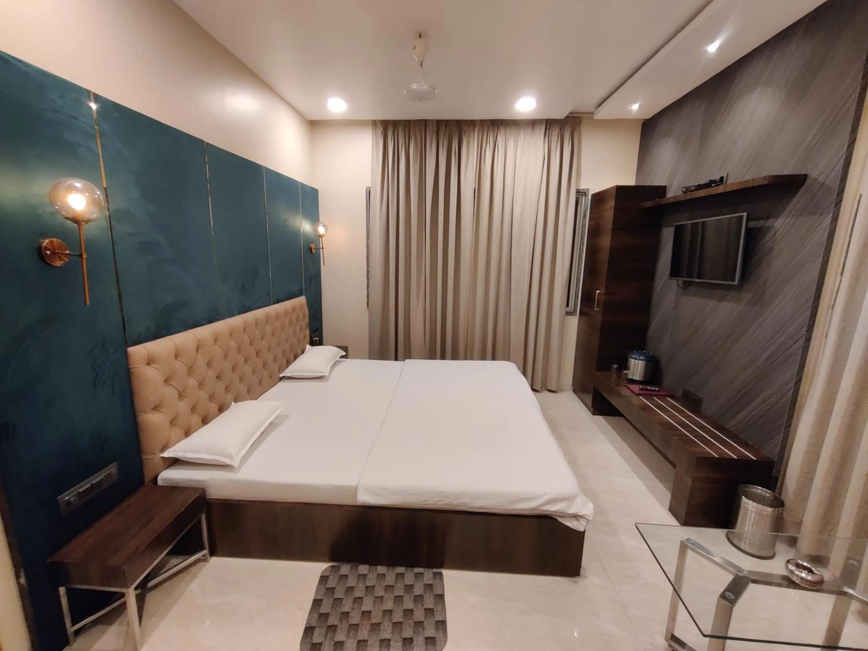 Bedroom, Bed in Hotel utkarsh