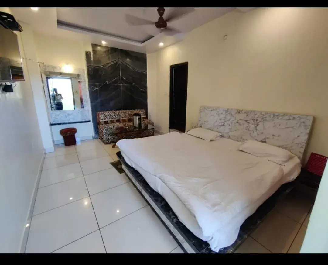 Bedroom, Bed in Hotel utkarsh Bedroom, Bed in Hotel utkarsh