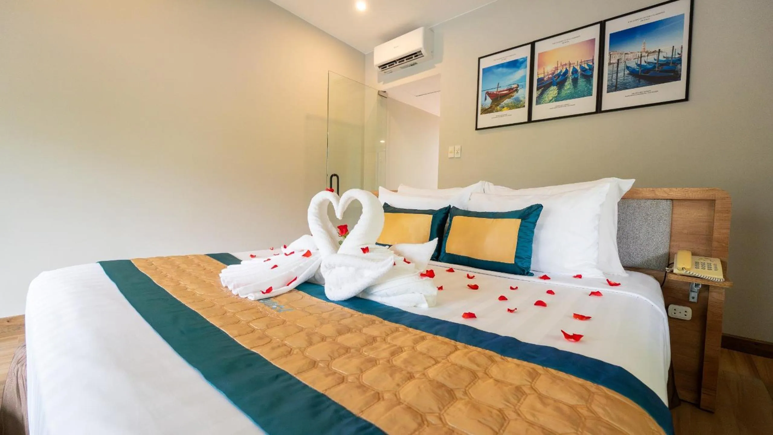 Bedroom, Bed in Sandunes Beach Resort & Spa