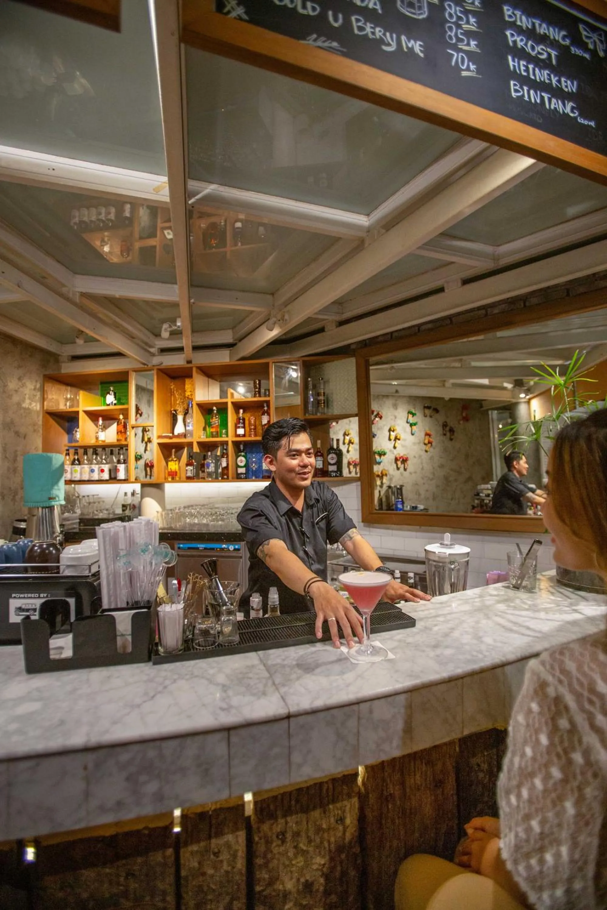 Lounge or bar in THE 1O1 Bogor Suryakancana