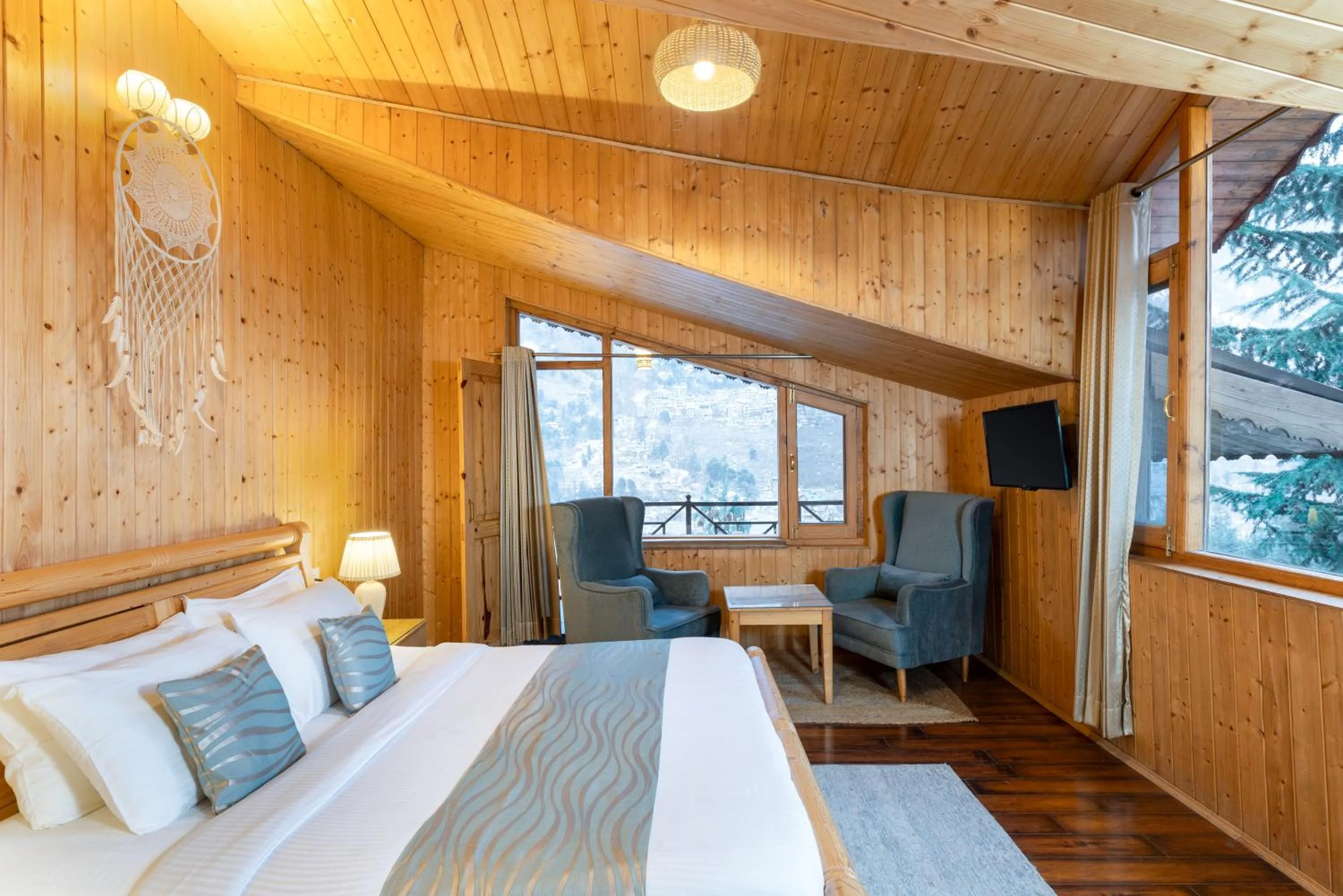 Bed in The Pine Chalet Manali