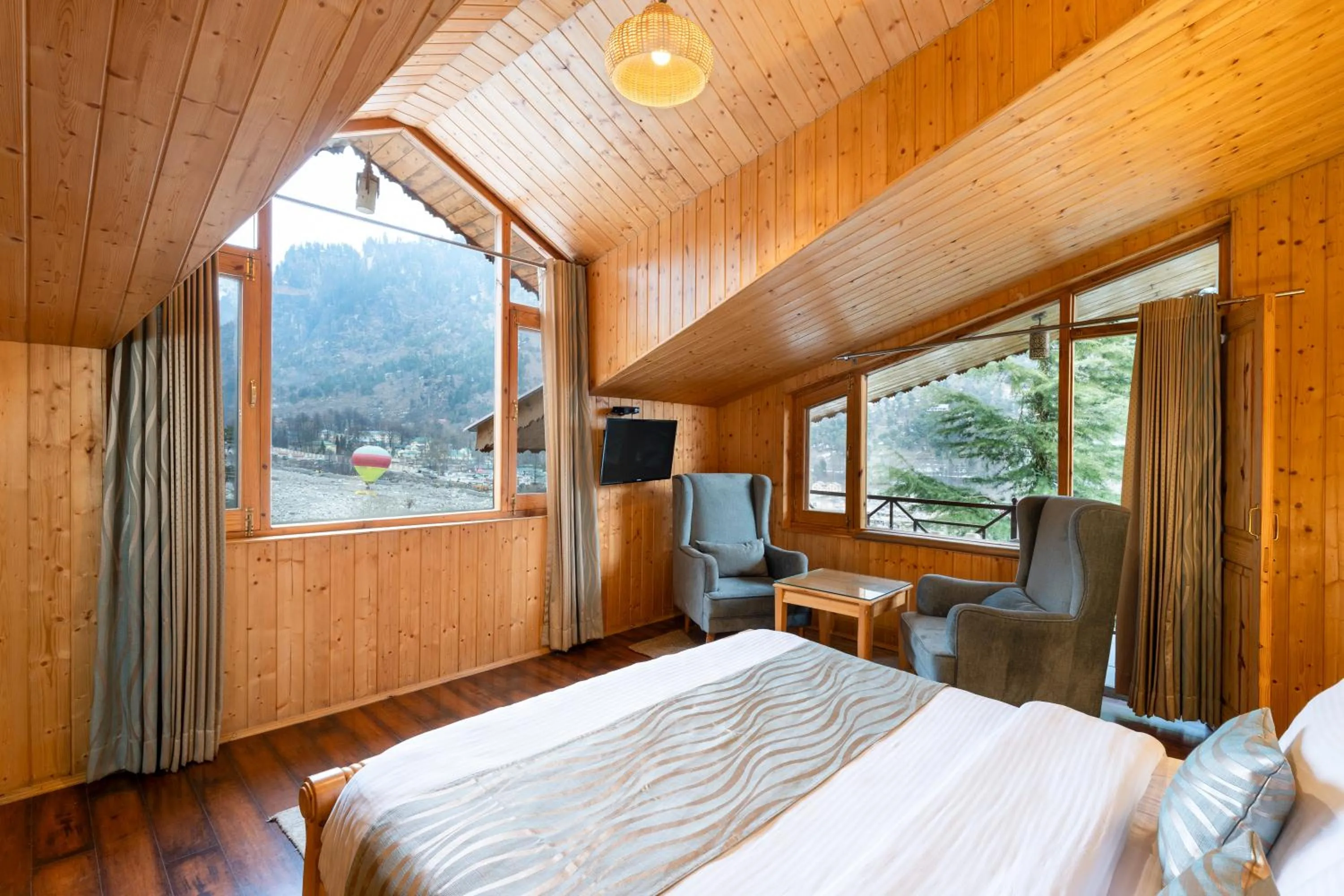 Bed in The Pine Chalet Manali