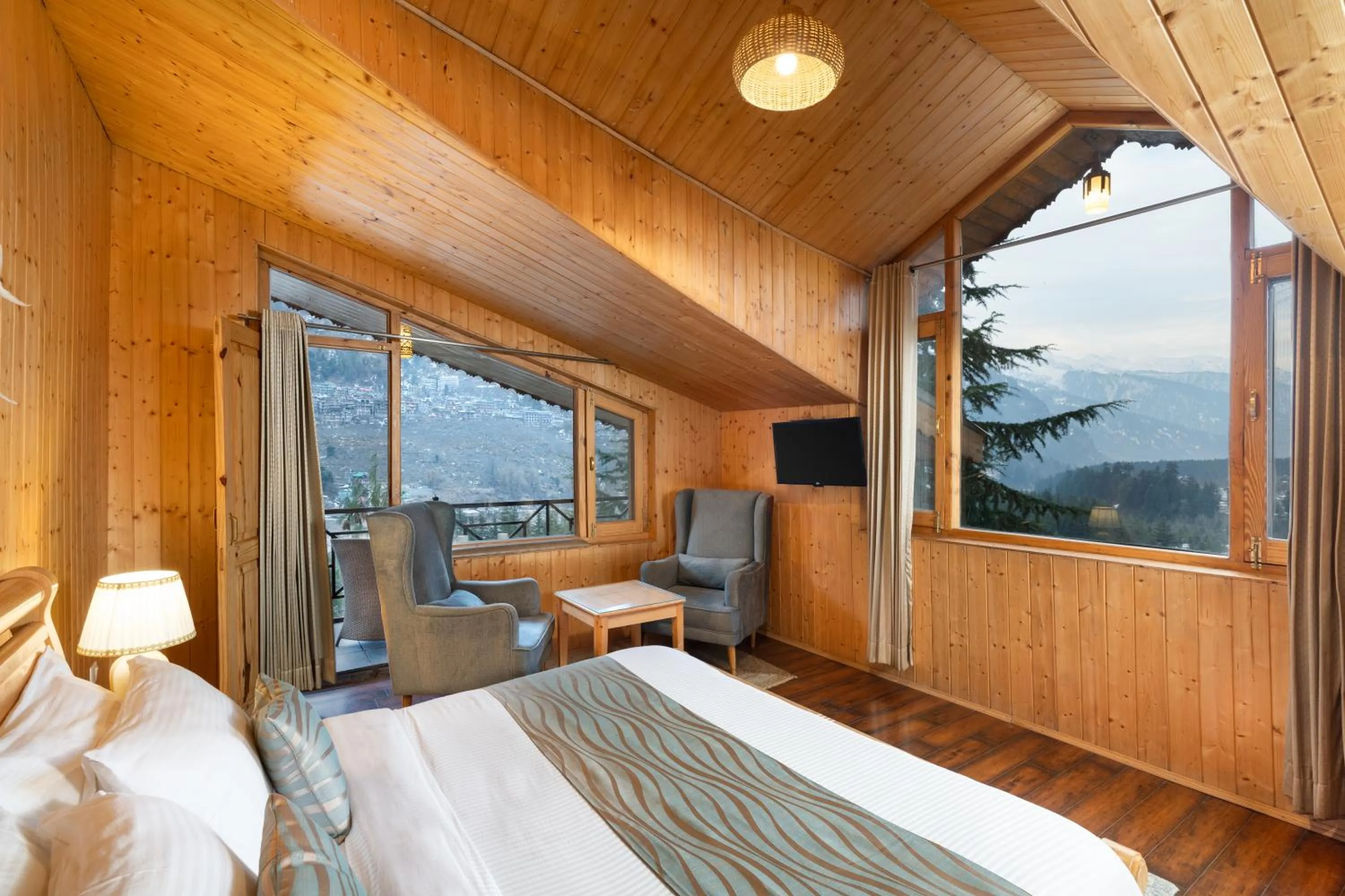Bed in The Pine Chalet Manali