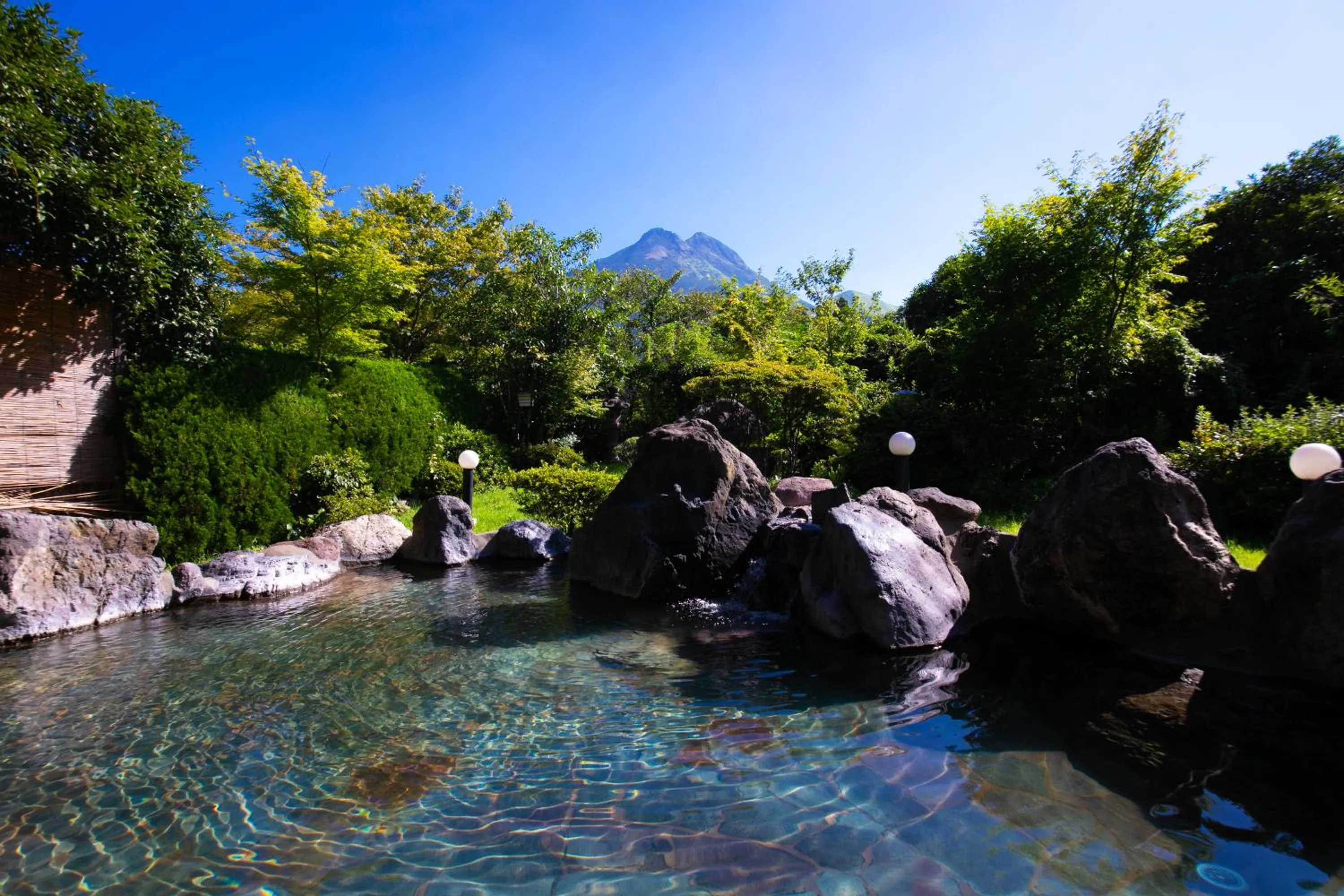 Hot Spring Bath in Yufuin Sansuikan