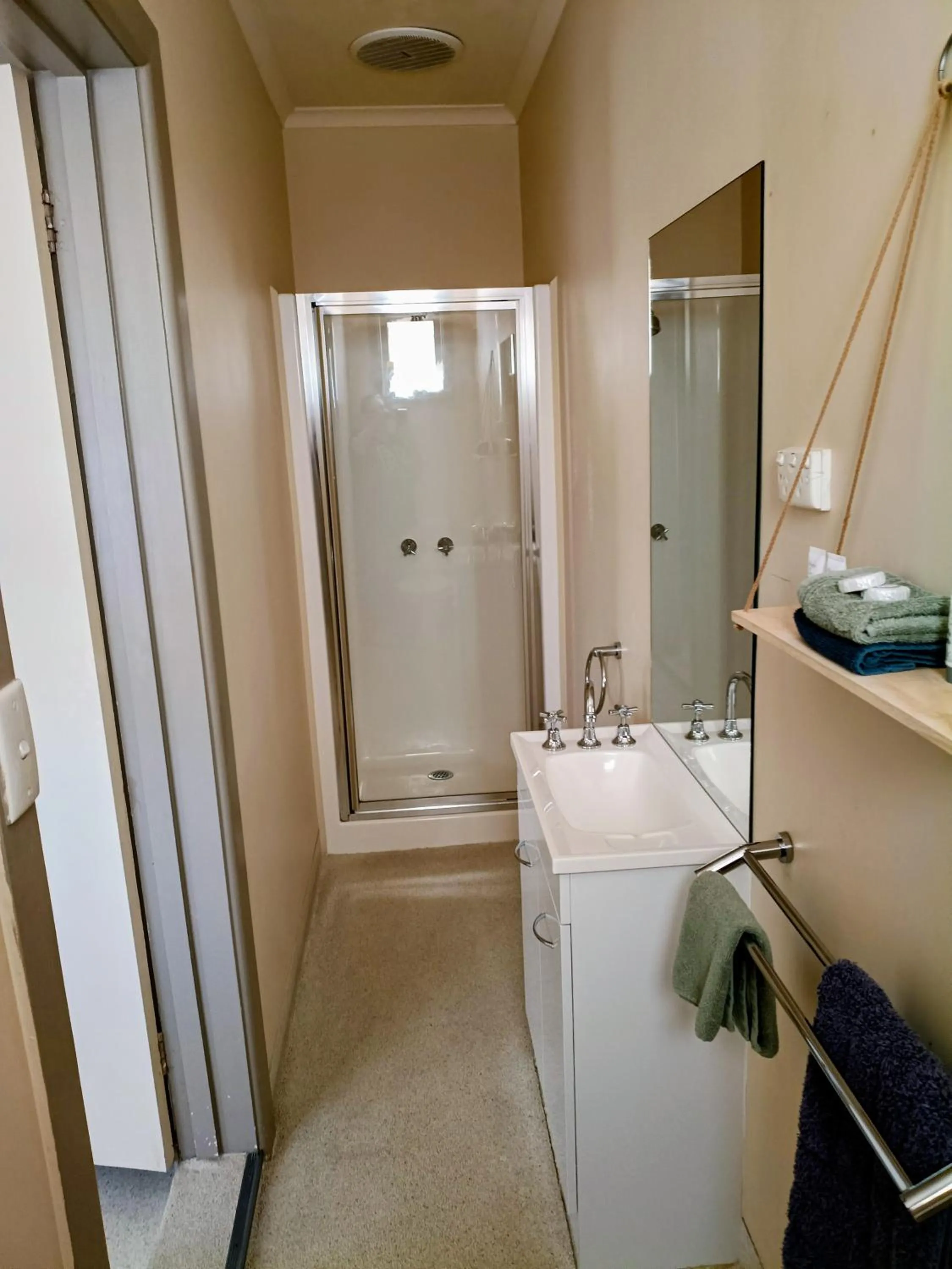 Bathroom in Lakes Entrance Holiday Units