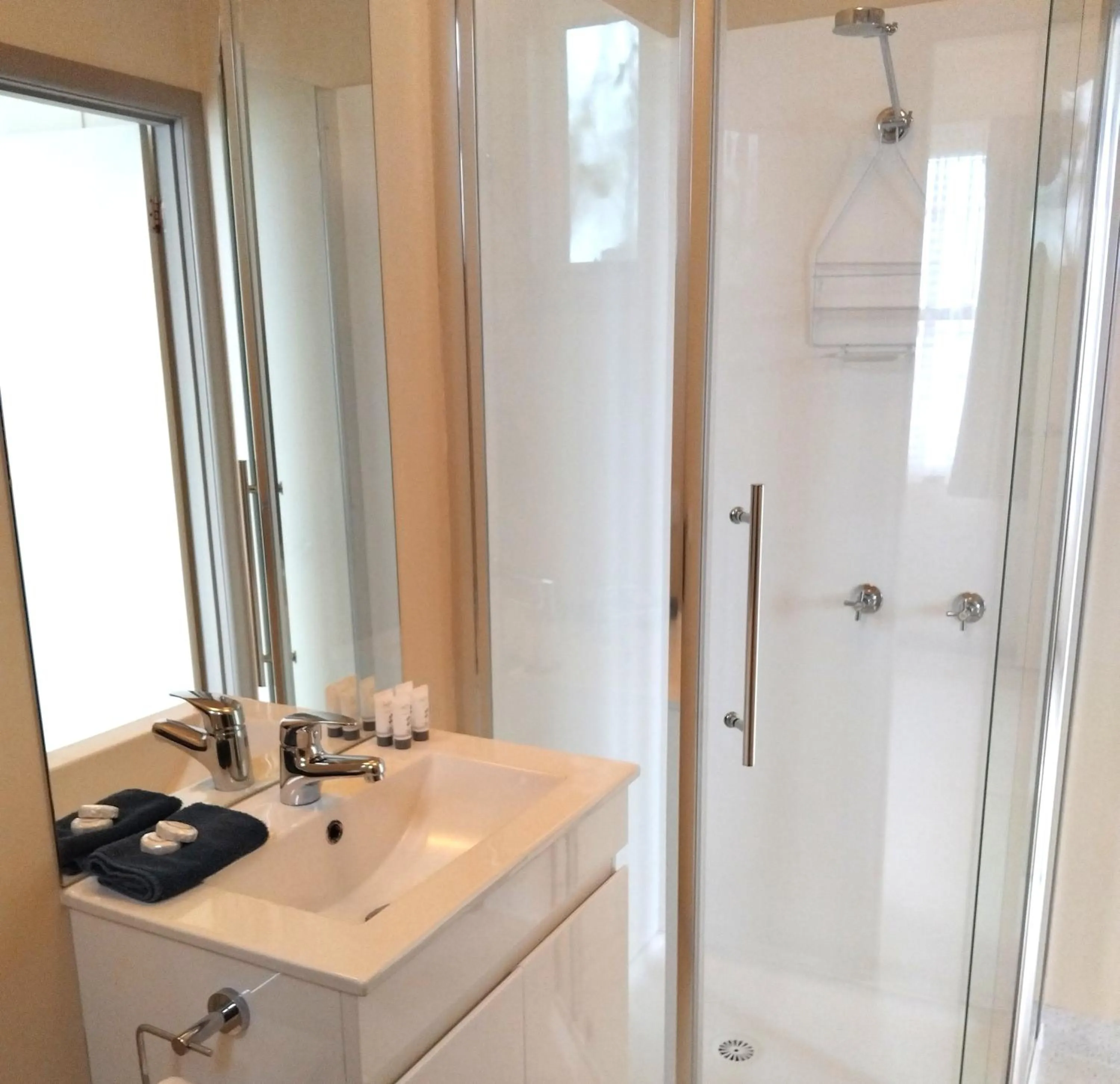 Bathroom in Lakes Entrance Holiday Units