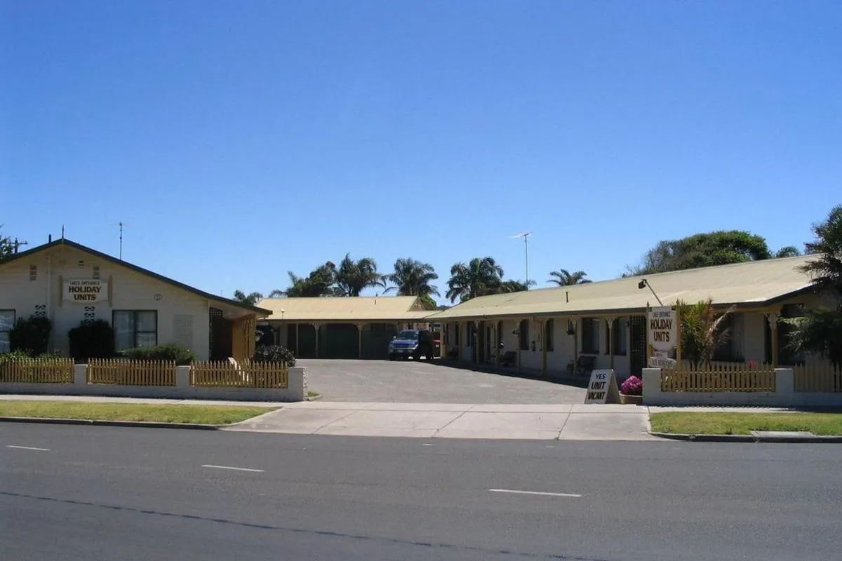 Property building in Lakes Entrance Holiday Units