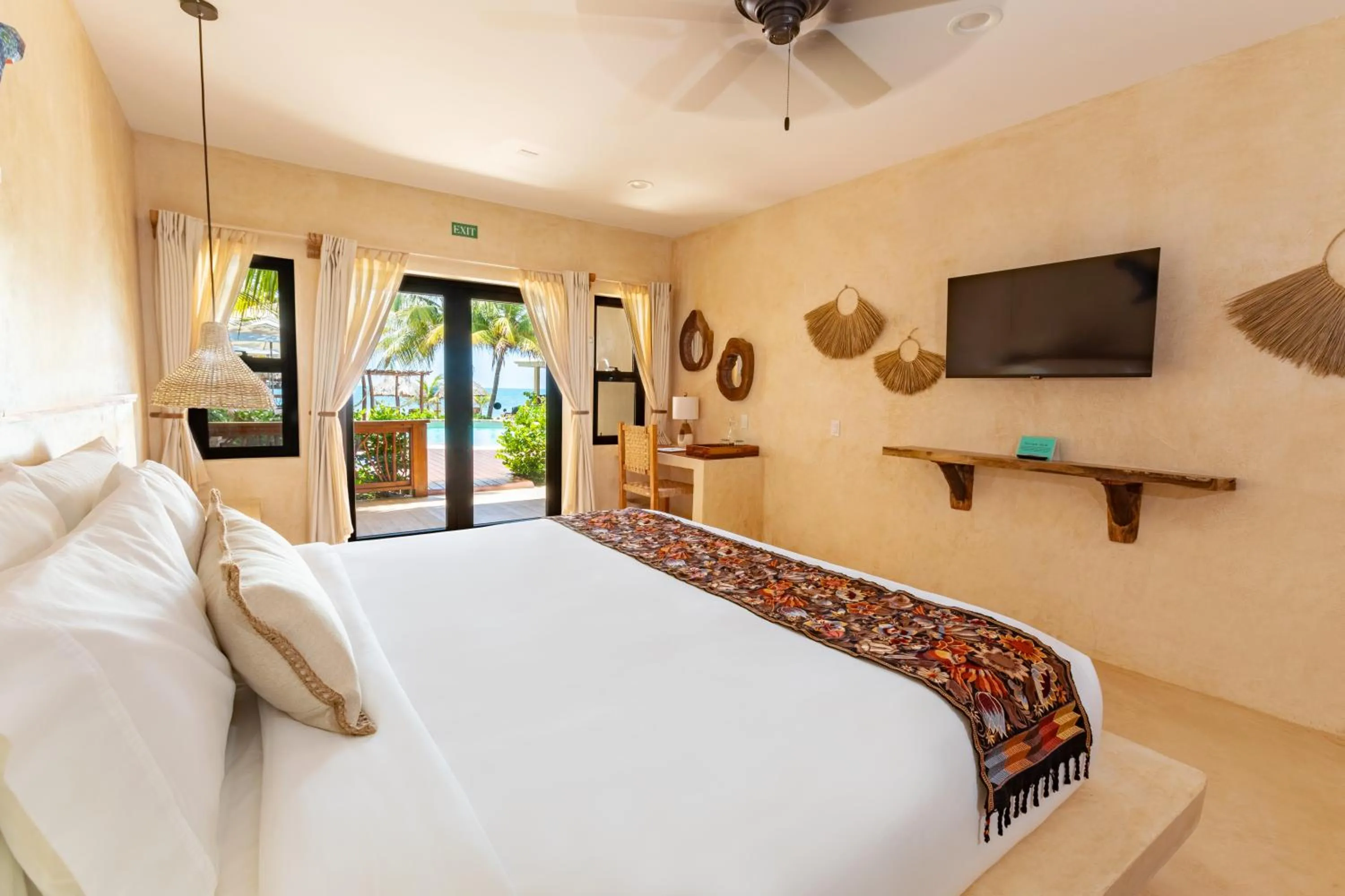 Communal lounge/ TV room, Bed in Kalimera Beach Hotel