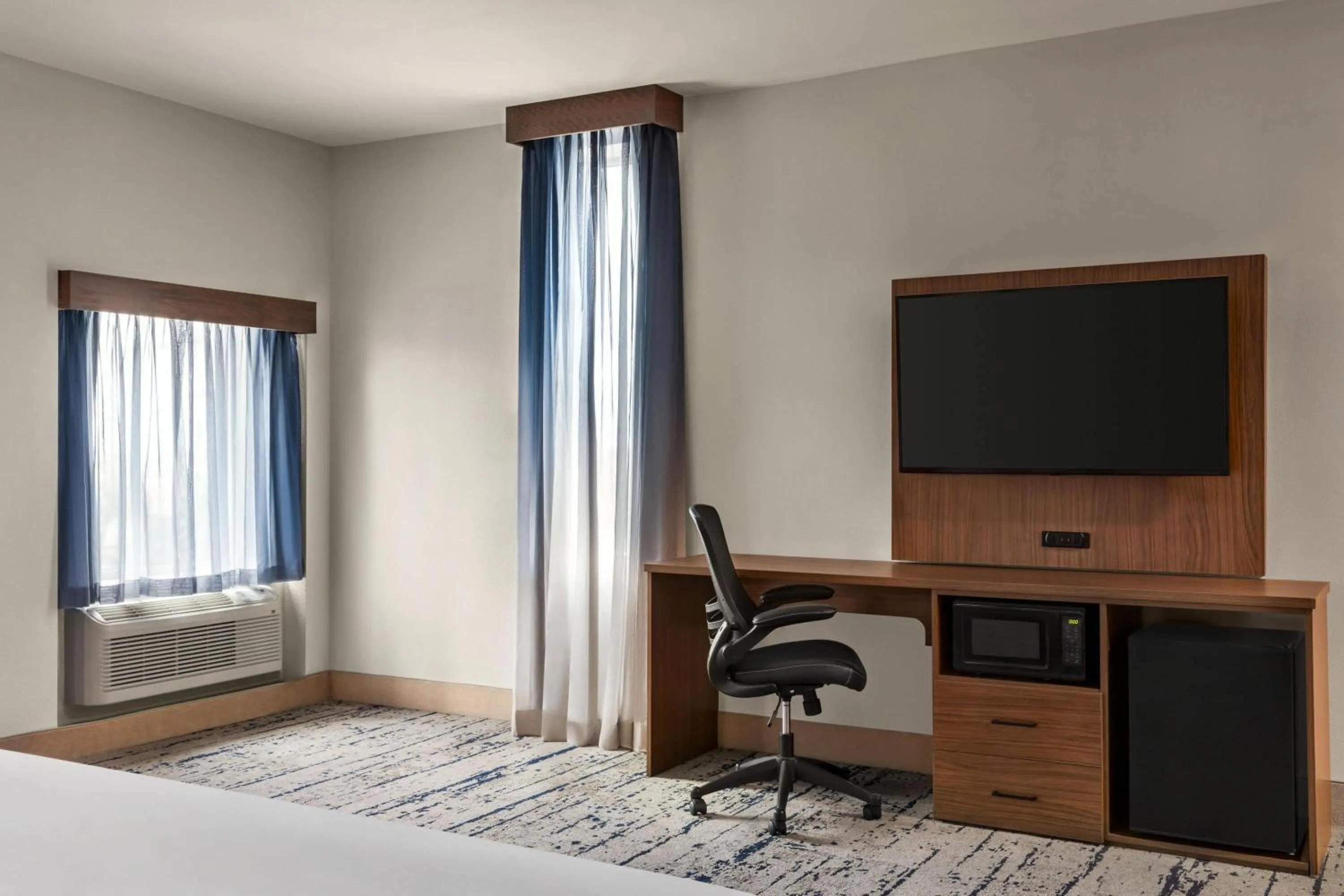 Photo of the whole room in La Quinta Inn & Suites by Wyndham Austin South