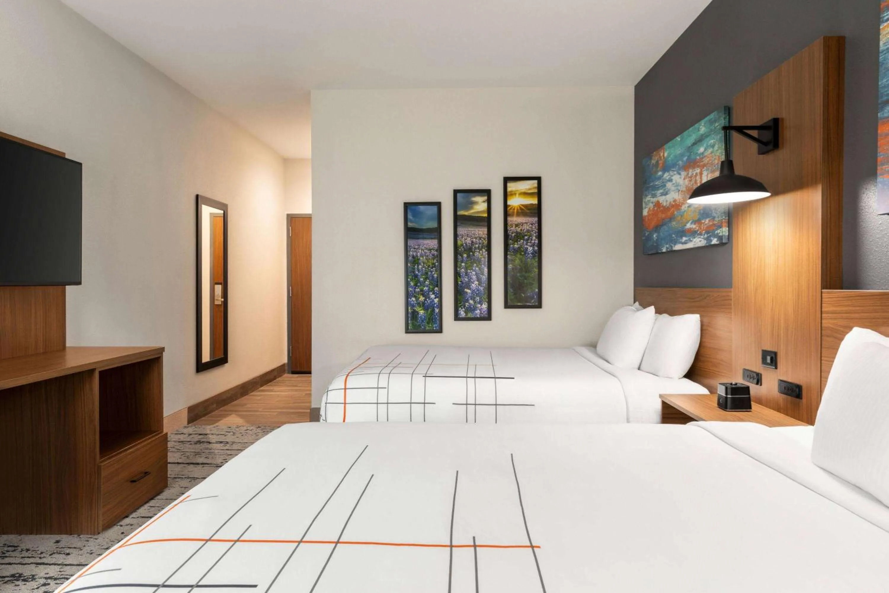 Photo of the whole room, Bed in La Quinta Inn & Suites by Wyndham Austin South