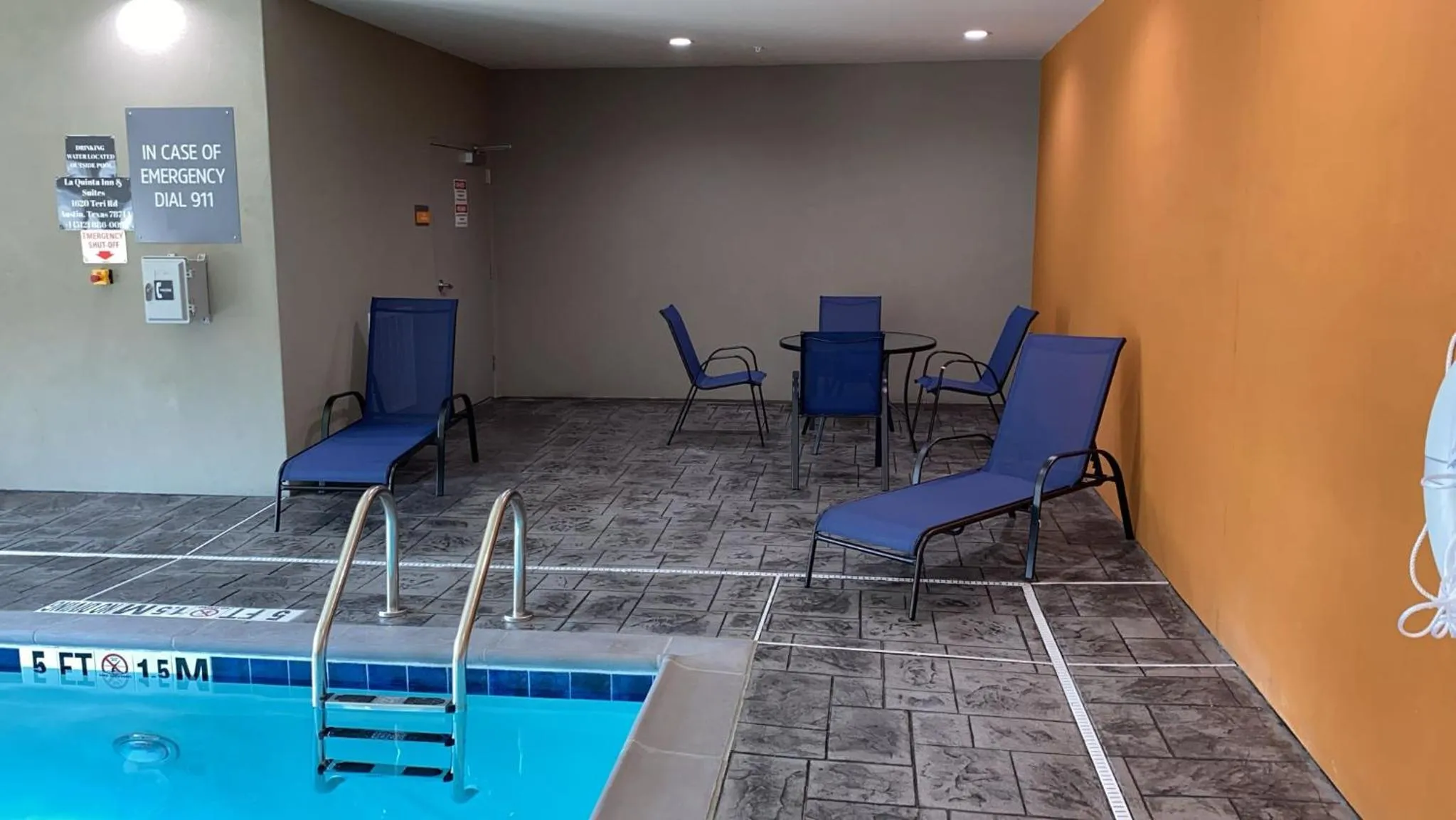Swimming pool in La Quinta Inn & Suites by Wyndham Austin South