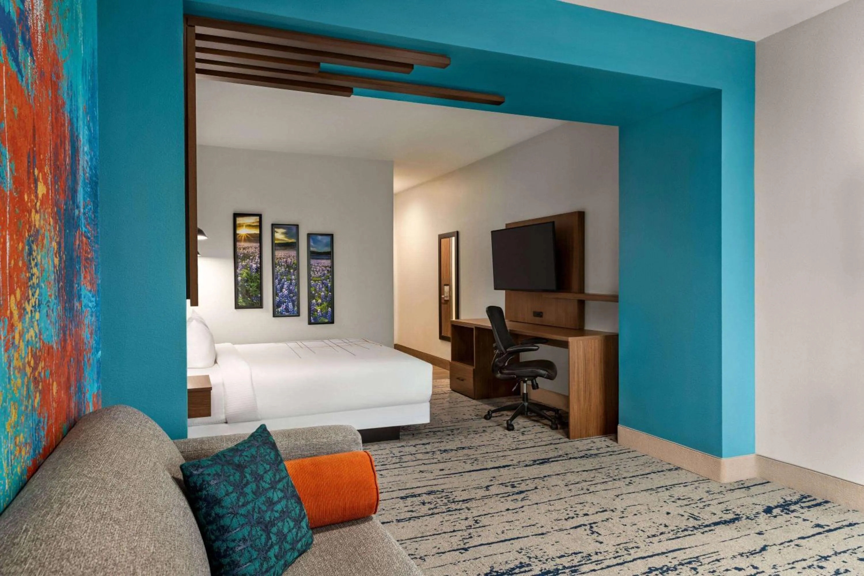 Photo of the whole room, Bed in La Quinta Inn & Suites by Wyndham Austin South